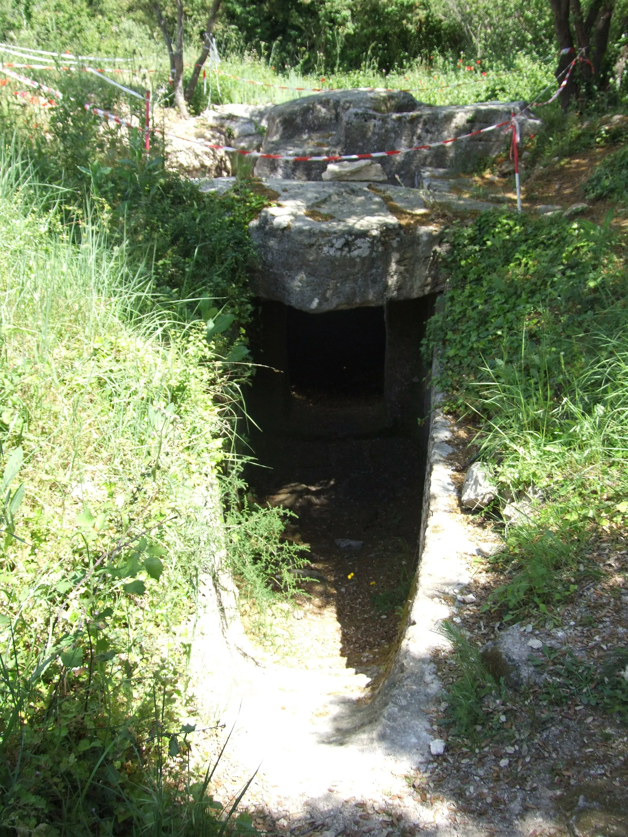 Photo showing: Entrée de l'hypogée du Castelet à Fontvieille, Bouches-du-Rhône