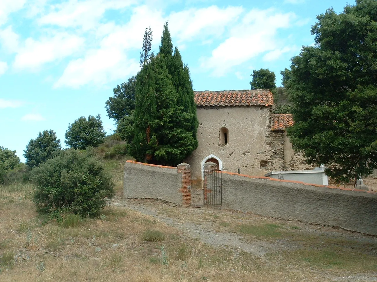 Photo showing: Chapel of Sainte-Marie de Fontcouverte, near Caixas (département of Pyrénées-Orientales, Languedoc-Roussillon région, France)
