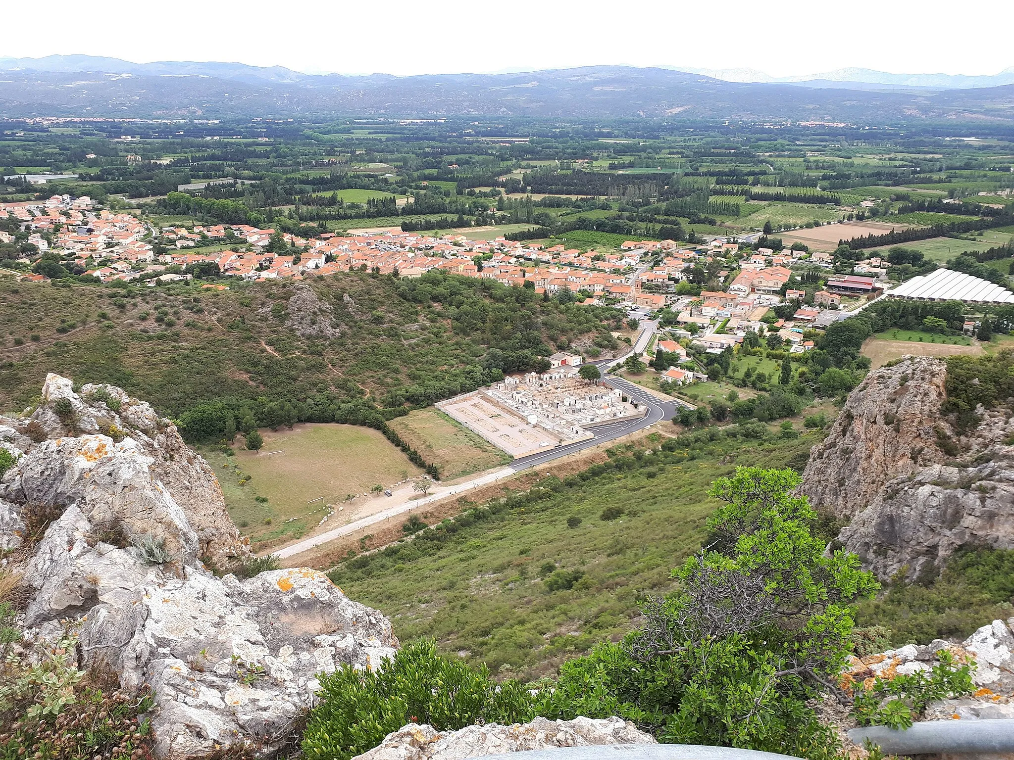 Photo showing: La petite ville de Corbère-les-Cabanes, Pyrénées-Orientales, vue depuis le sommet de Montou (altitude 291m, calcaire du Dévonien).