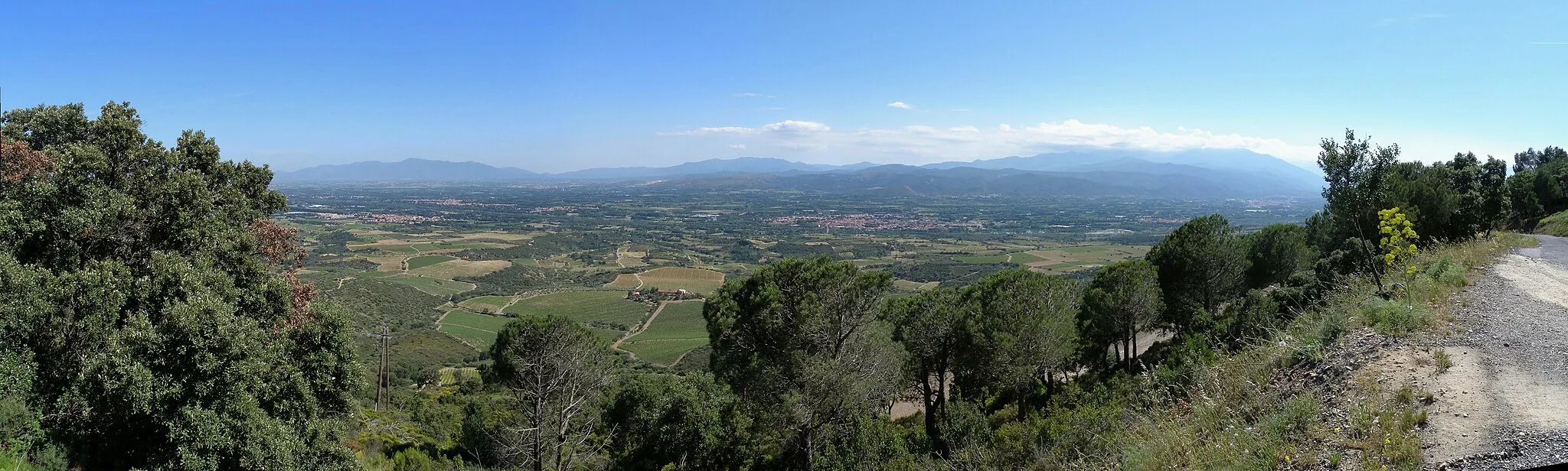 Photo showing: view from Força real towards East ; the mountain in the background is the Canigou