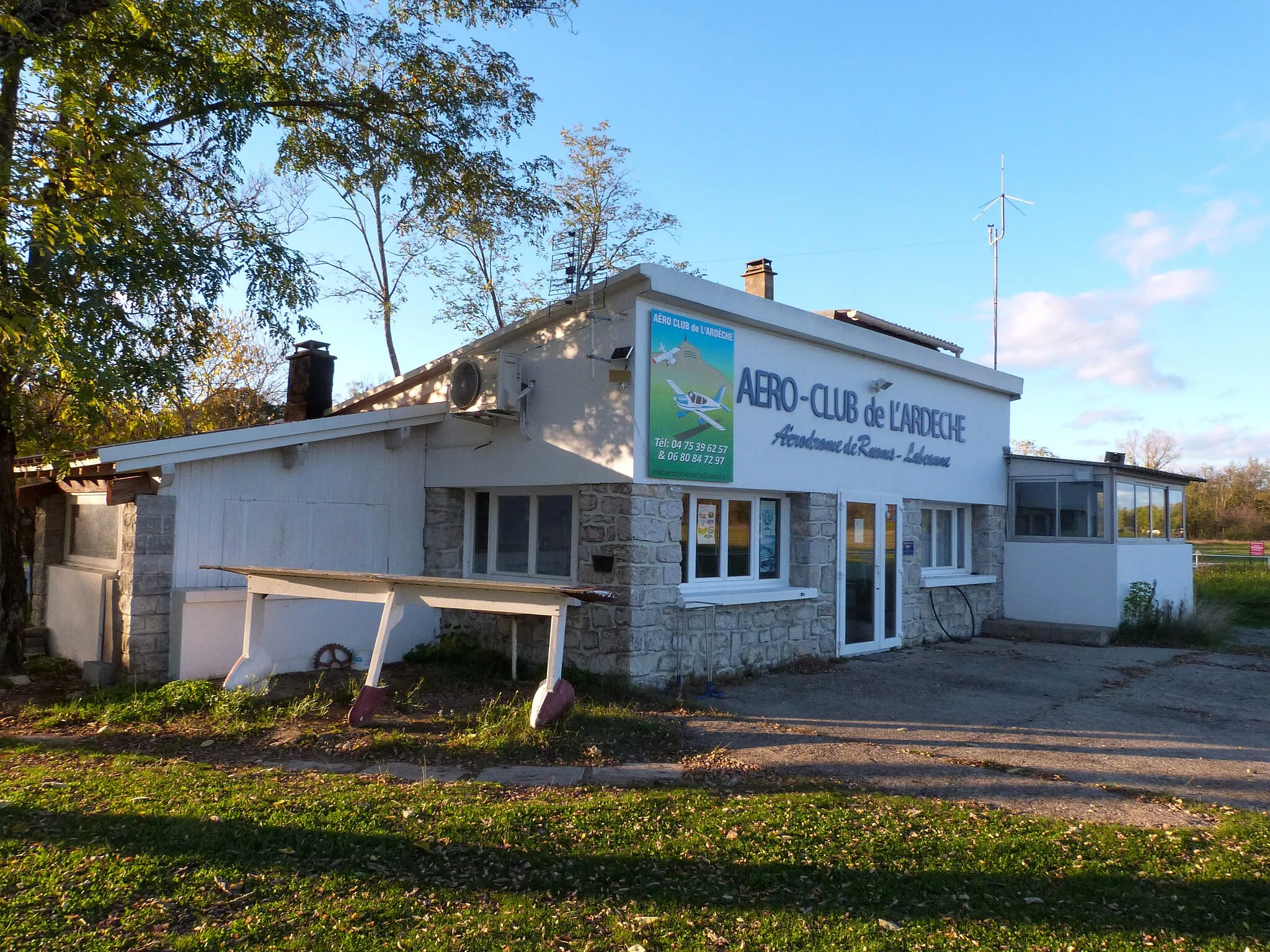 Photo showing: Bâtiment de l'Aéroclub de l'Ardèche, à l'aérodrome de Ruoms Labeaume, le 6 novembre 2023.