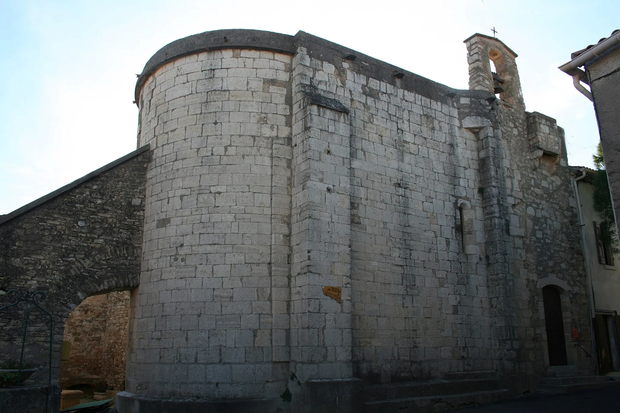 Photo showing: Aumelas (Hérault) - hameau de Cabrials - église St-Pierre-et-St-Paul (XIIe-XVIIIe siècles). Style roman.