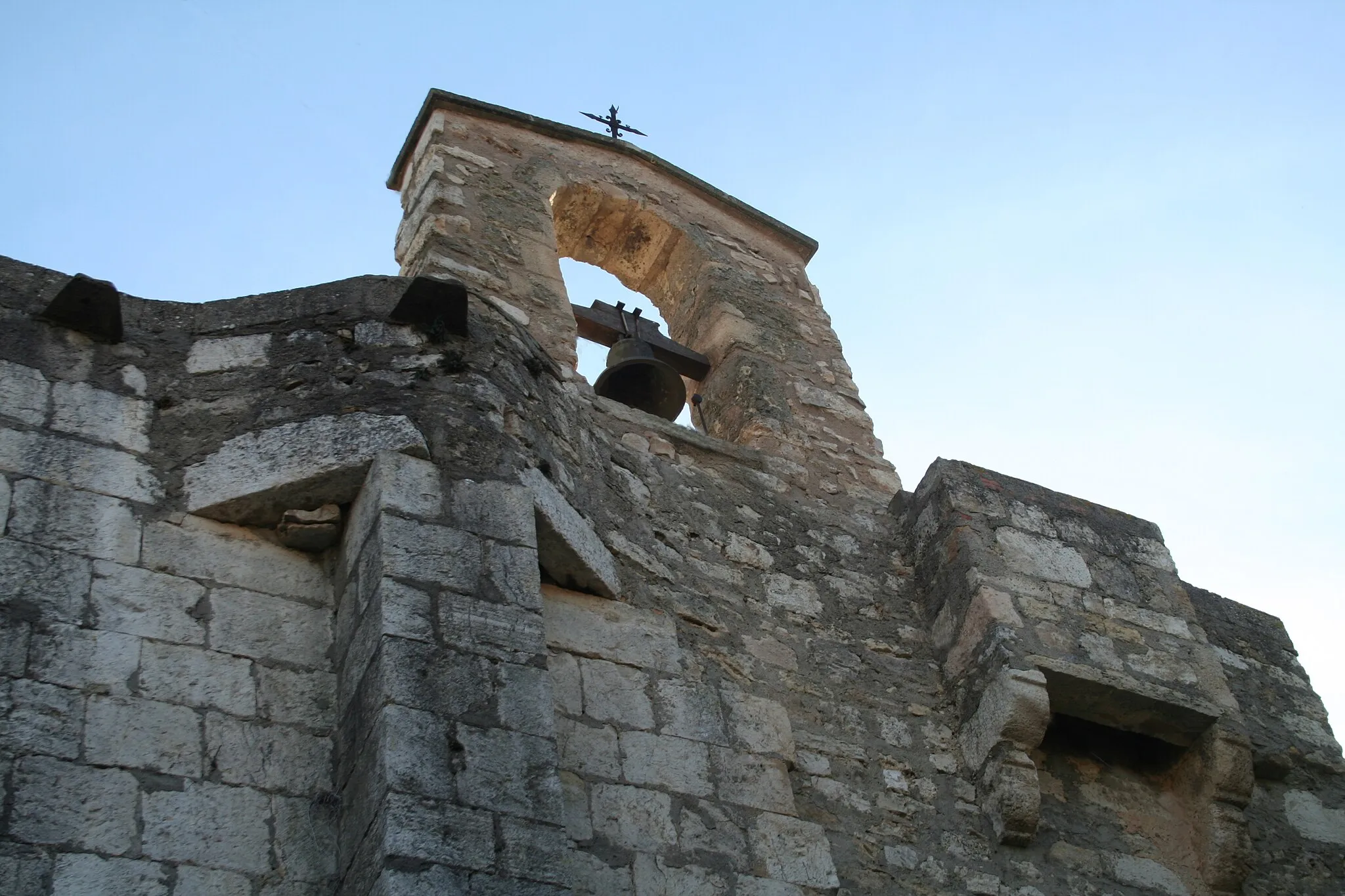 Photo showing: Aumelas (Hérault) - hameau de Cabrials - clocheton de l'église St-Pierre-et-St-Paul (XIIe-XVIIIe siècles). Style roman.