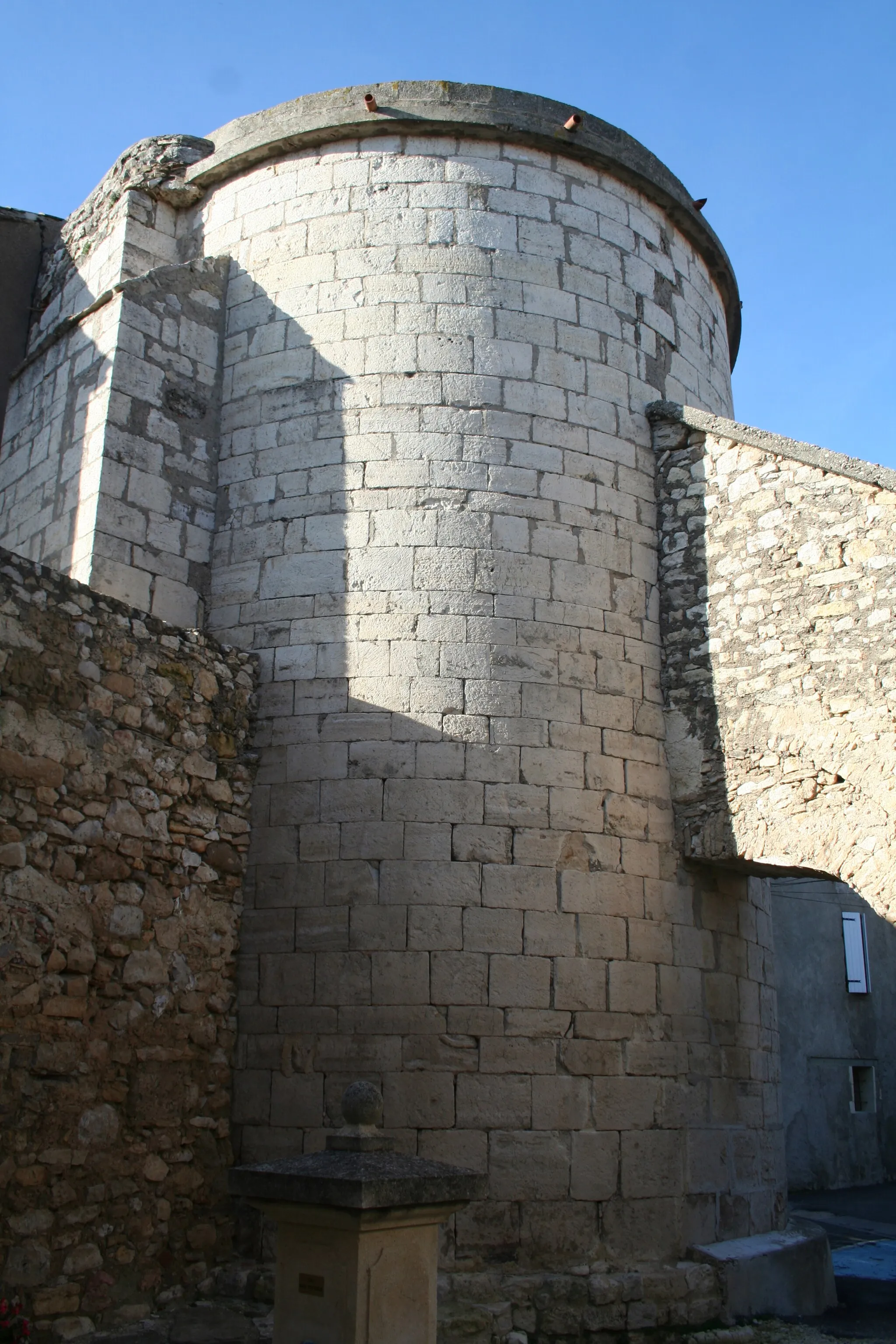 Photo showing: Aumelas (Hérault) - hameau de Cabrials - chevet de l'église St-Pierre-et-St-Paul (XIIe-XVIIIe siècles). Style roman.