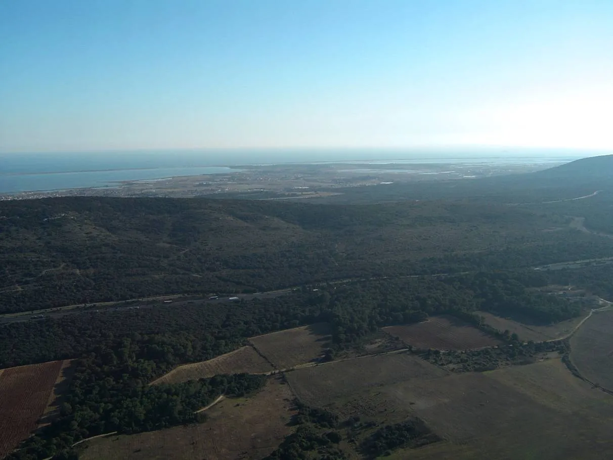 Photo showing: Vue Aérienne sur la Gardiole (Hérault). Vue sur sur l'autoroute A9. Au fond les étangs et la Méditerranée.