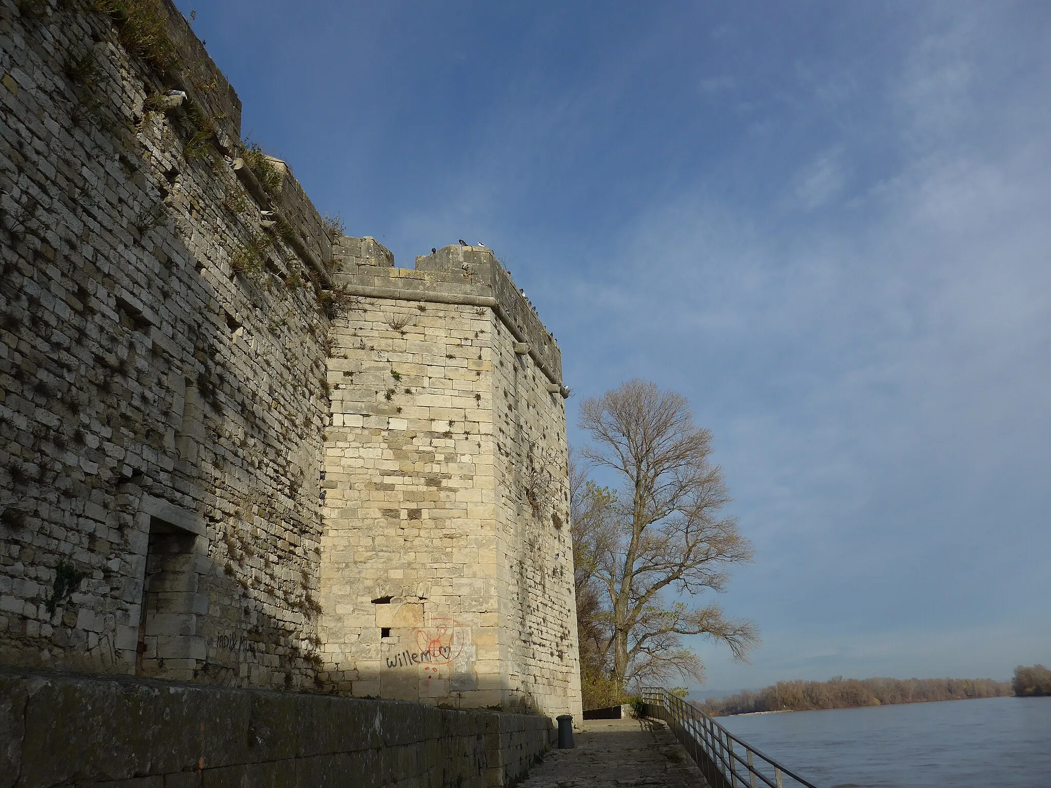 Photo showing: Citadelle de Pont-Saint-Esprit dont les remparts datent du 17° siècle probablement érigés par Vauban. Située sur la rive droite du Rhône l’intention de contrôler le trafic fluvial parait évidente.