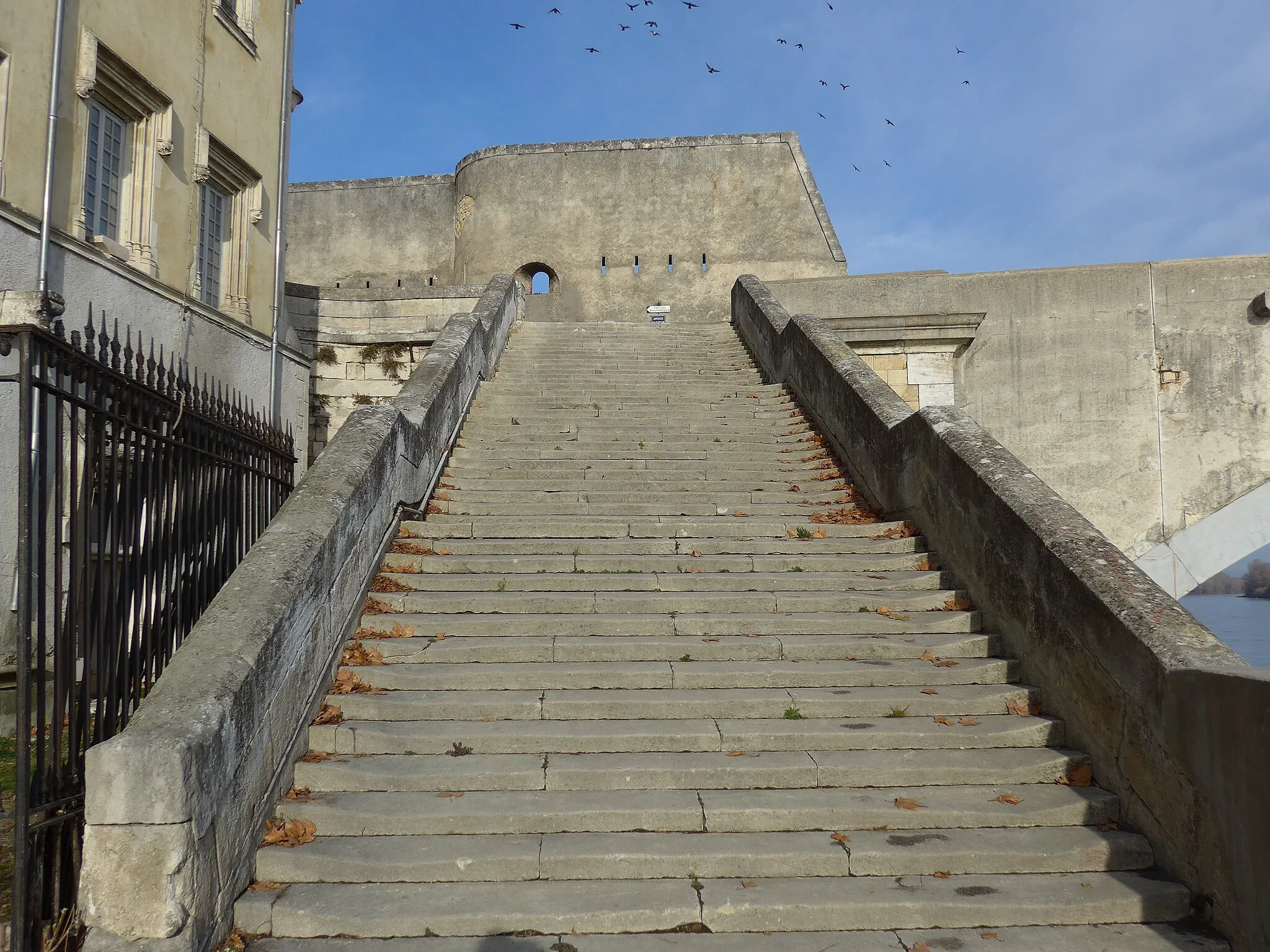 Photo showing: Citadelle de Pont-Saint-Esprit dont les remparts datent du 17° siècle probablement érigés par Vauban. Située sur la rive droite du Rhône l’intention de contrôler le trafic fluvial parait évidente.