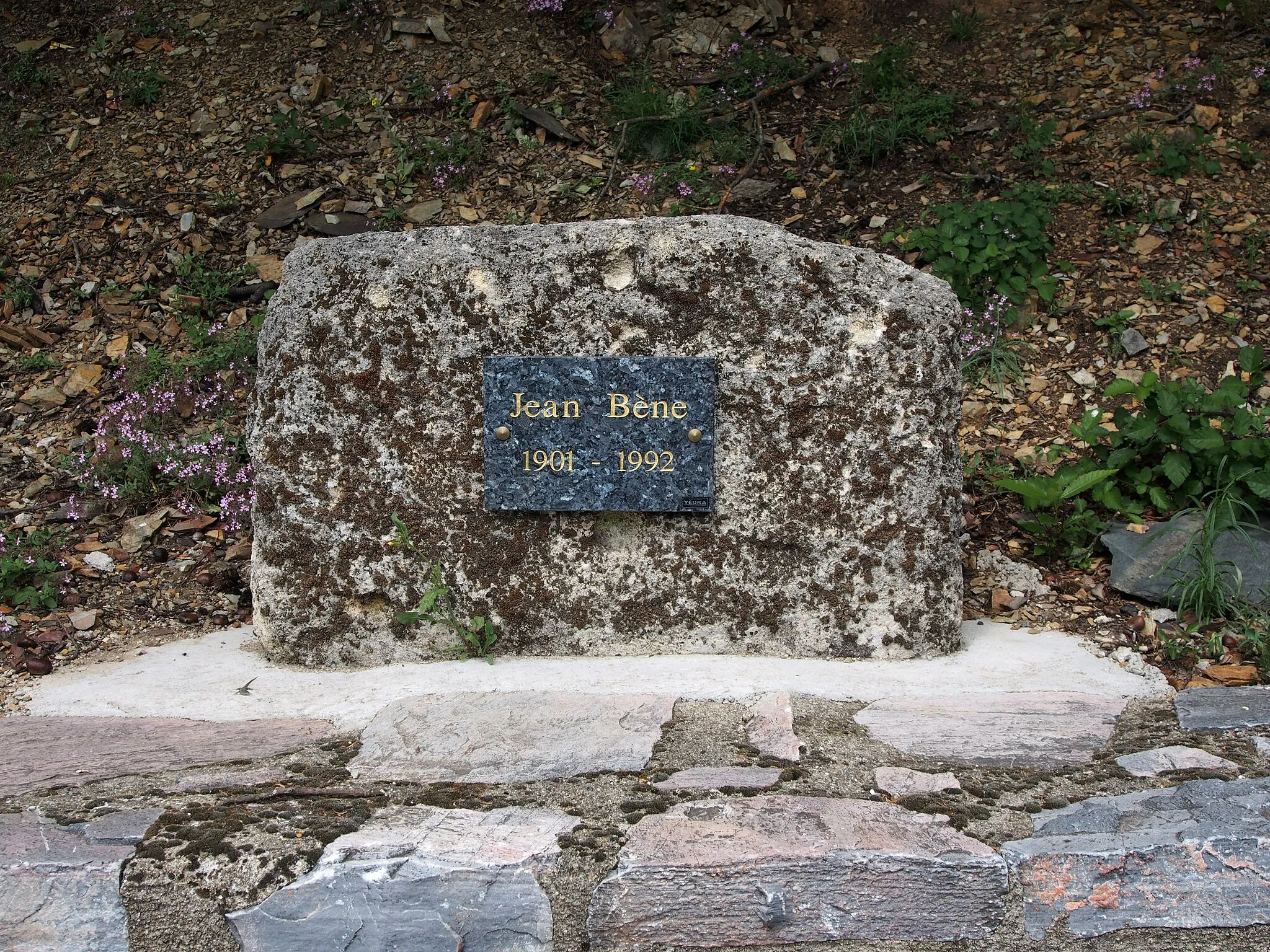 Photo showing: Plaque commémorative Jean Bène (1901-1992) à Ferrières-Poussarou (Hérault)