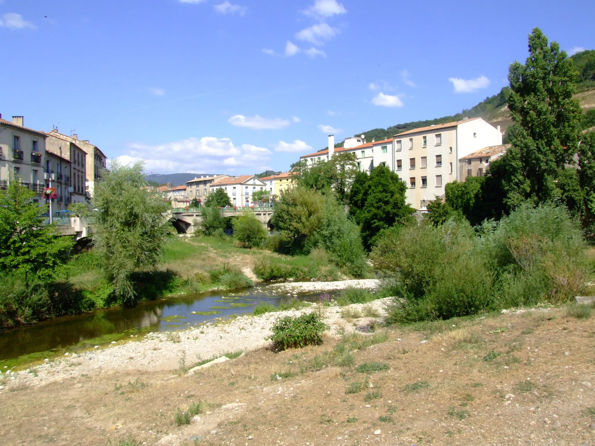 Photo showing: Lodève is a commune of the Hérault département  - France.
Confluence of the river Soulondre, bottom and the River Lergue flowing from the left, under Pont de la Bourse.