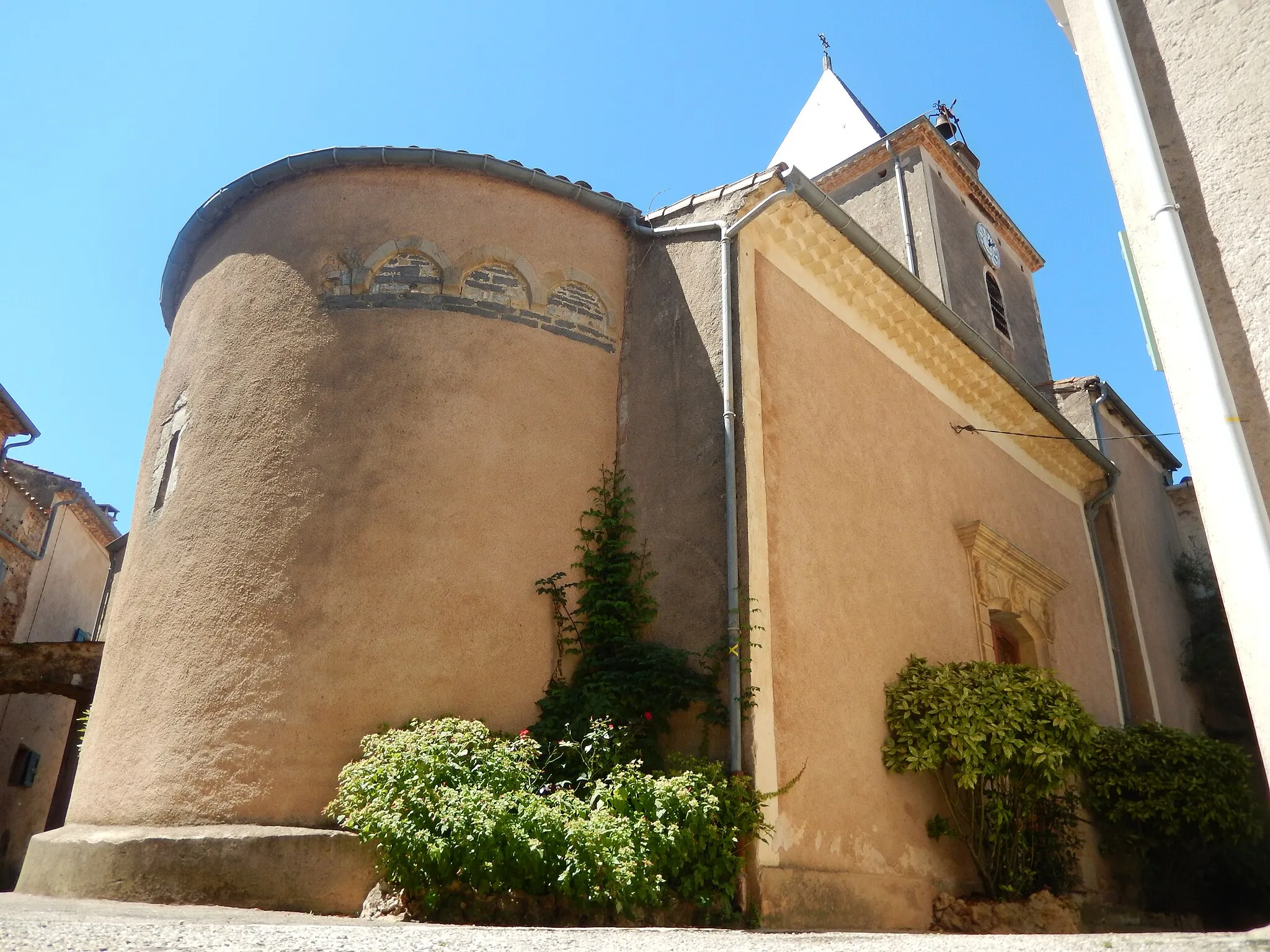 Photo showing: Vue en contre-plongée de l'église Saint-Geniès-d'Arles de Salasc (Hérault, France).