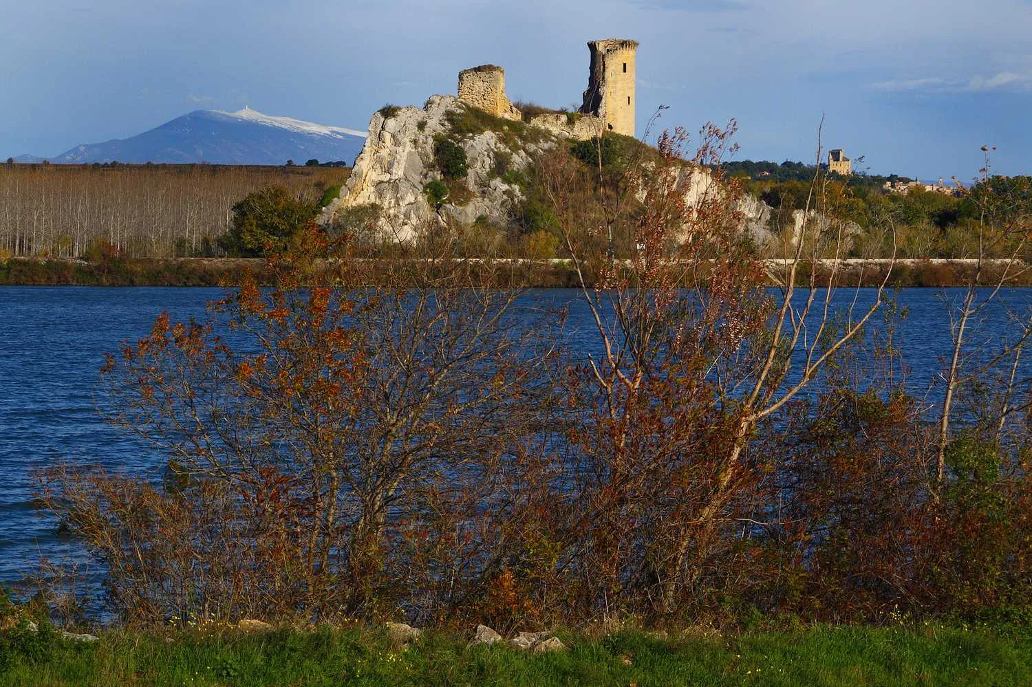 Photo showing: Château de l'Hers (Vaucluse) vu depuis la rive droite du Rhône