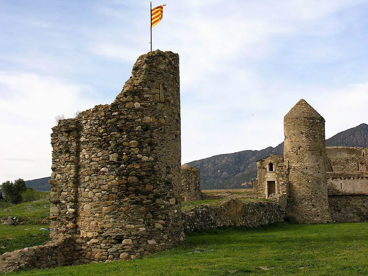 Photo showing: Torres de la muralla medieval de Roses, a l'interior de la Ciutadella de Roses.