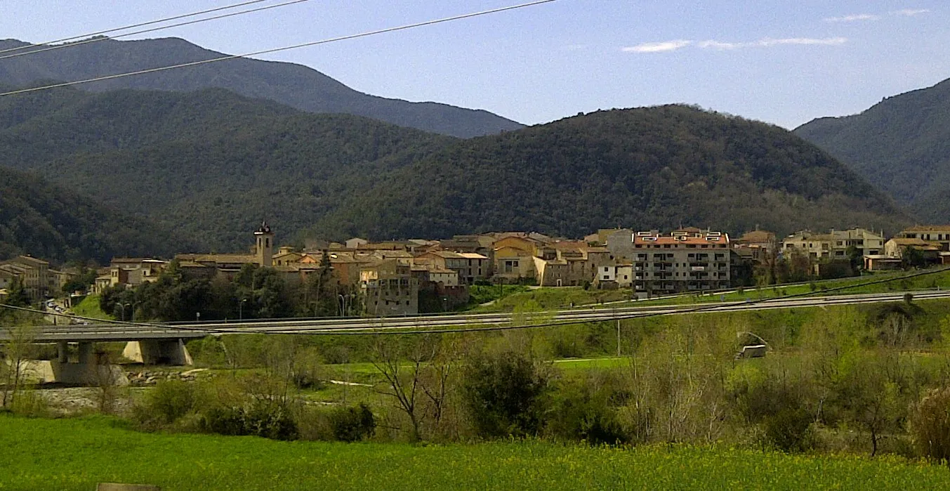 Photo showing: View of Sant Jaume de Llierca from Pla de Tapioles.