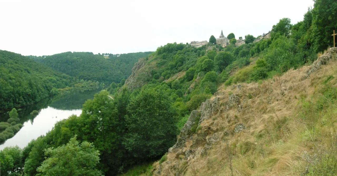 Photo showing: La Truyère et le village de Chaliers (15) france