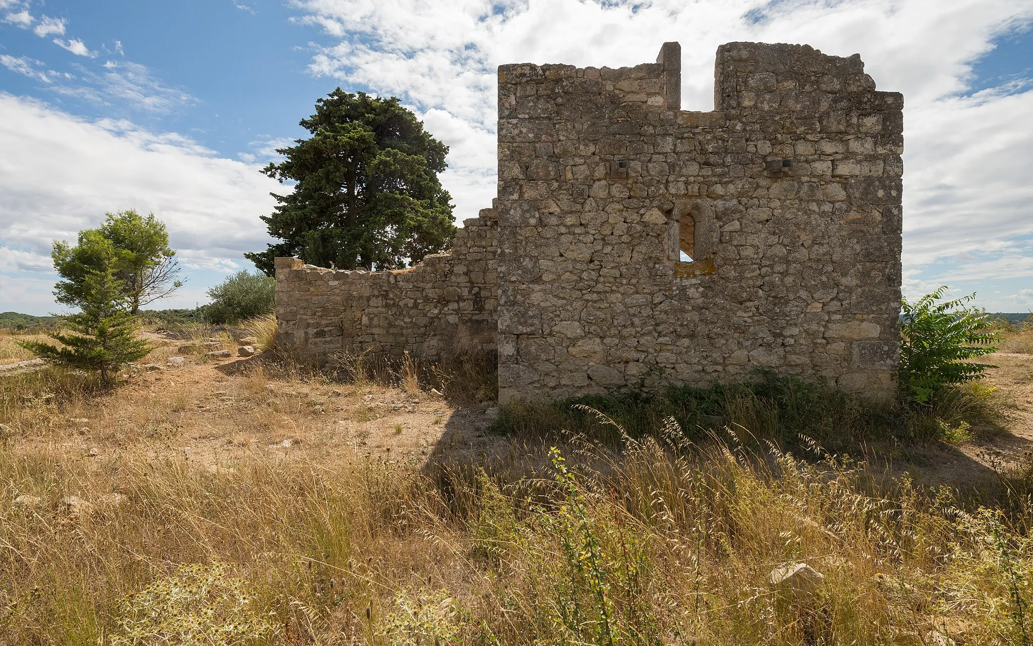 Photo showing: Ruins of the Hermitage Saint-Antoine (XVIth ou XVIIth century) formely used by hermits to make their retreats. View from North. Castelnau-de-Guers, Hérault, France.