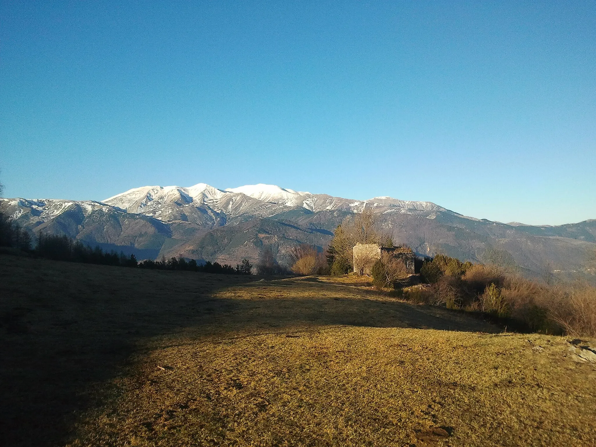 Photo showing: Vue générale de la chapelle Sainte-Marguerite du col d'Ares devant le massif du Canigou