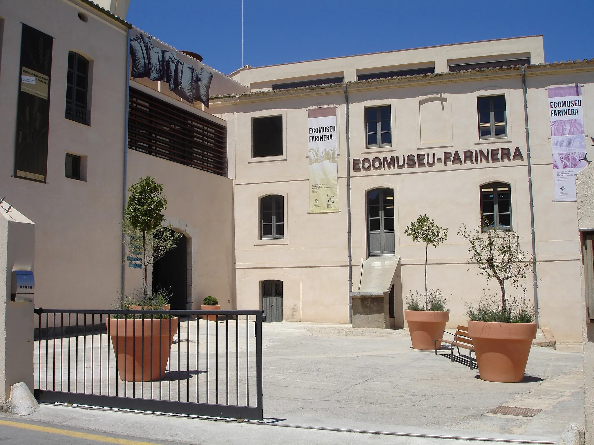 Photo showing: Façana principal de l'Ecomuseu-Farinera de Castelló d'Empúries