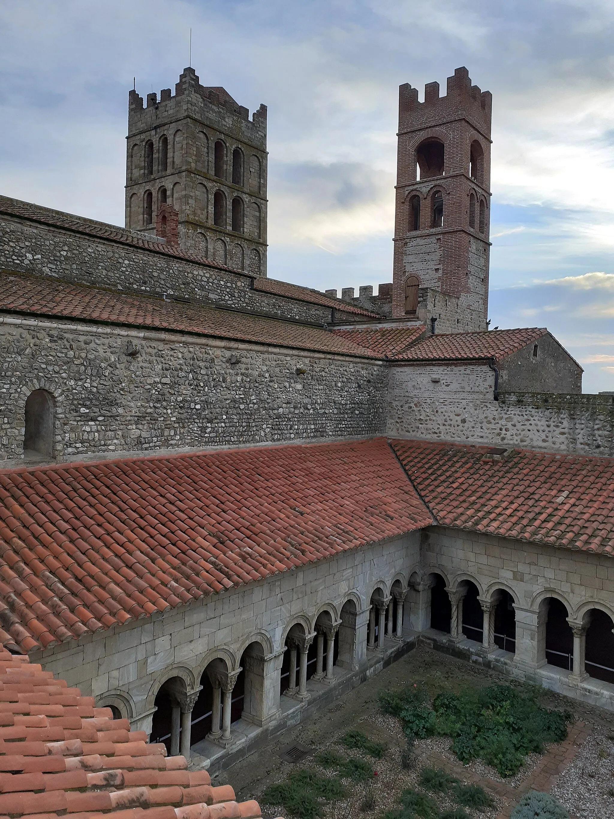 Photo showing: Claustre i cloquers catedral Elna