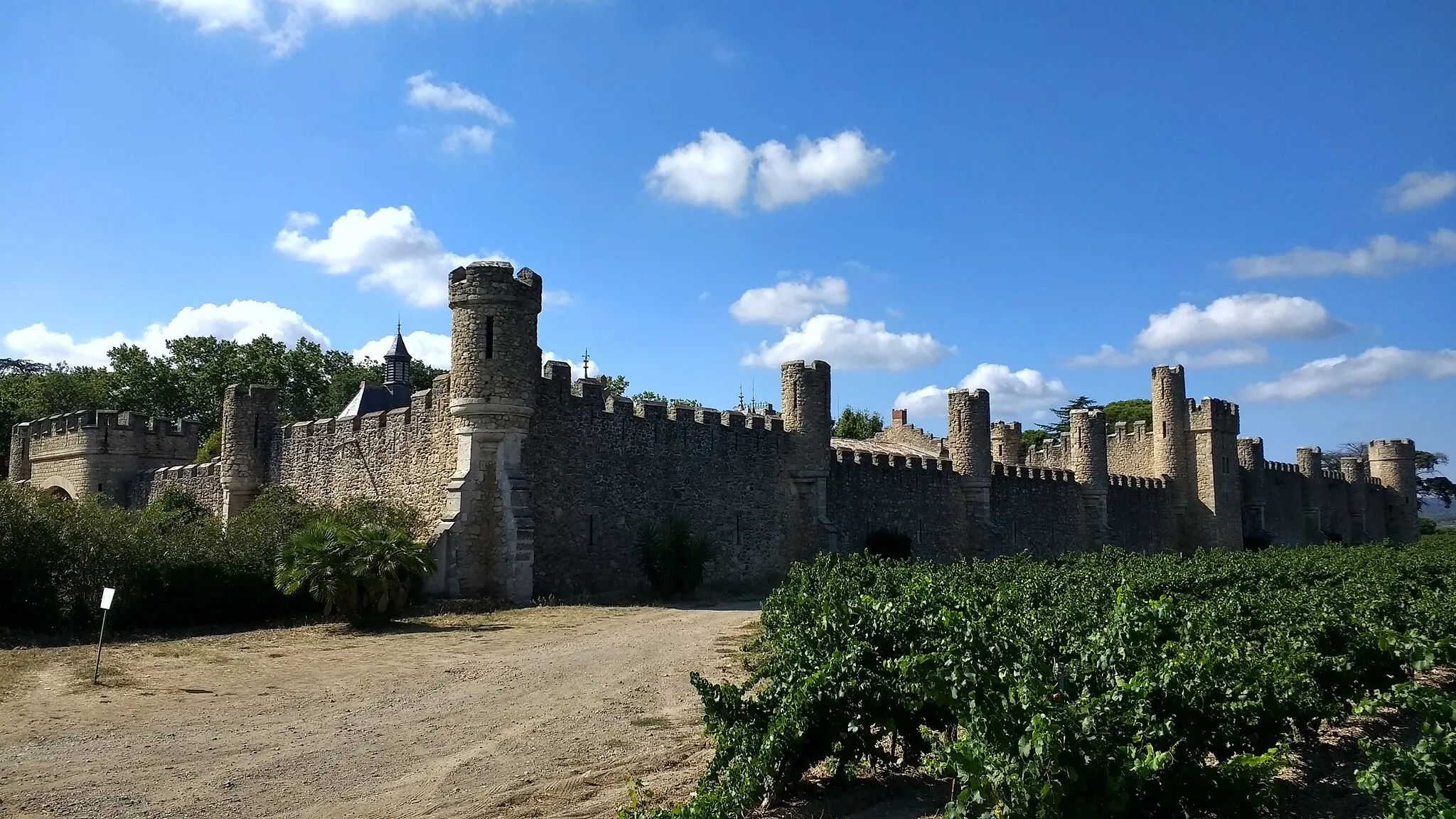 Photo showing: Muraille autour du château de Grézan à Laurens
