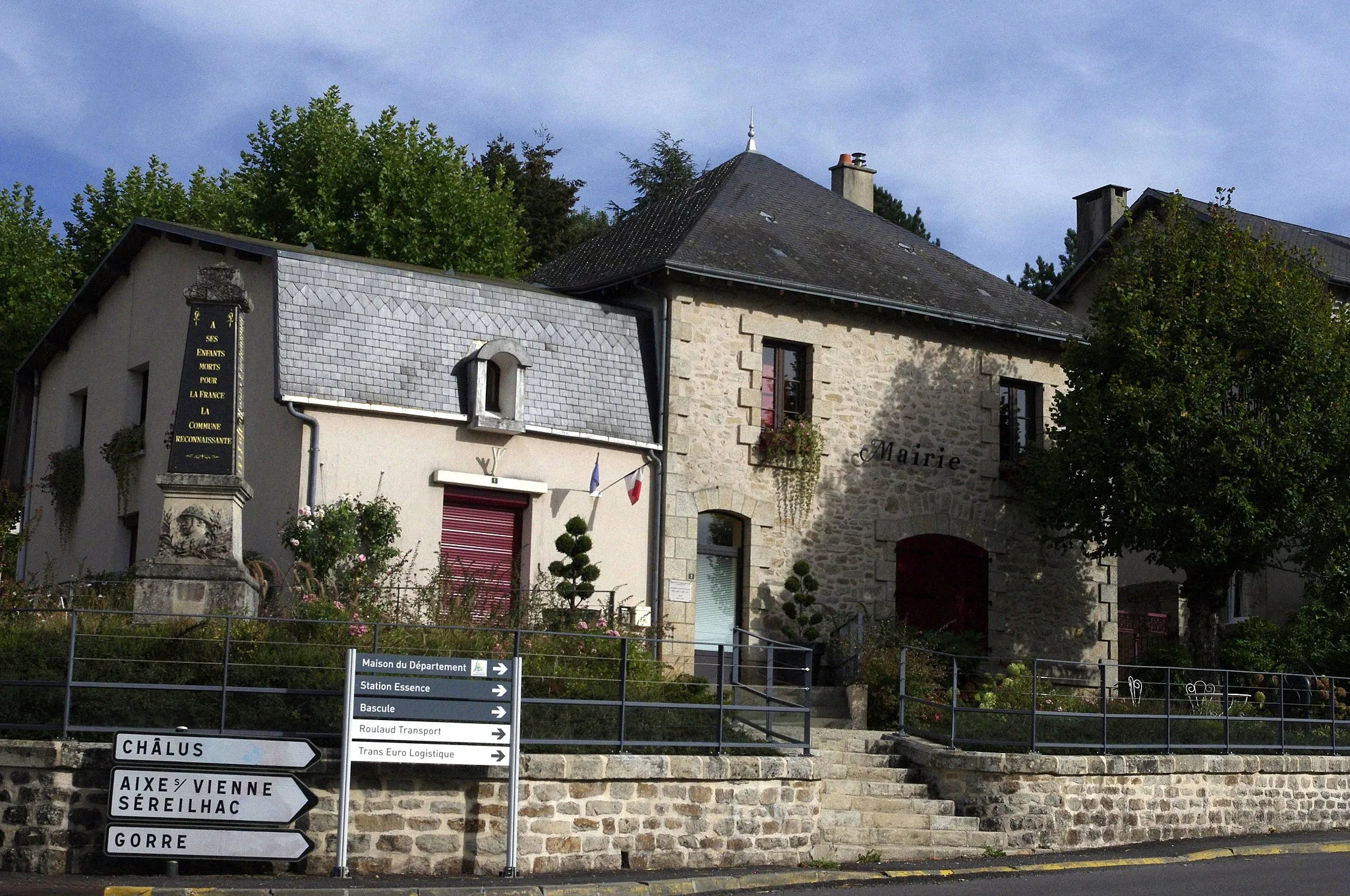 Photo showing: Mairie de Saint-Laurent-sur-Gorre, Haute Voenne, France