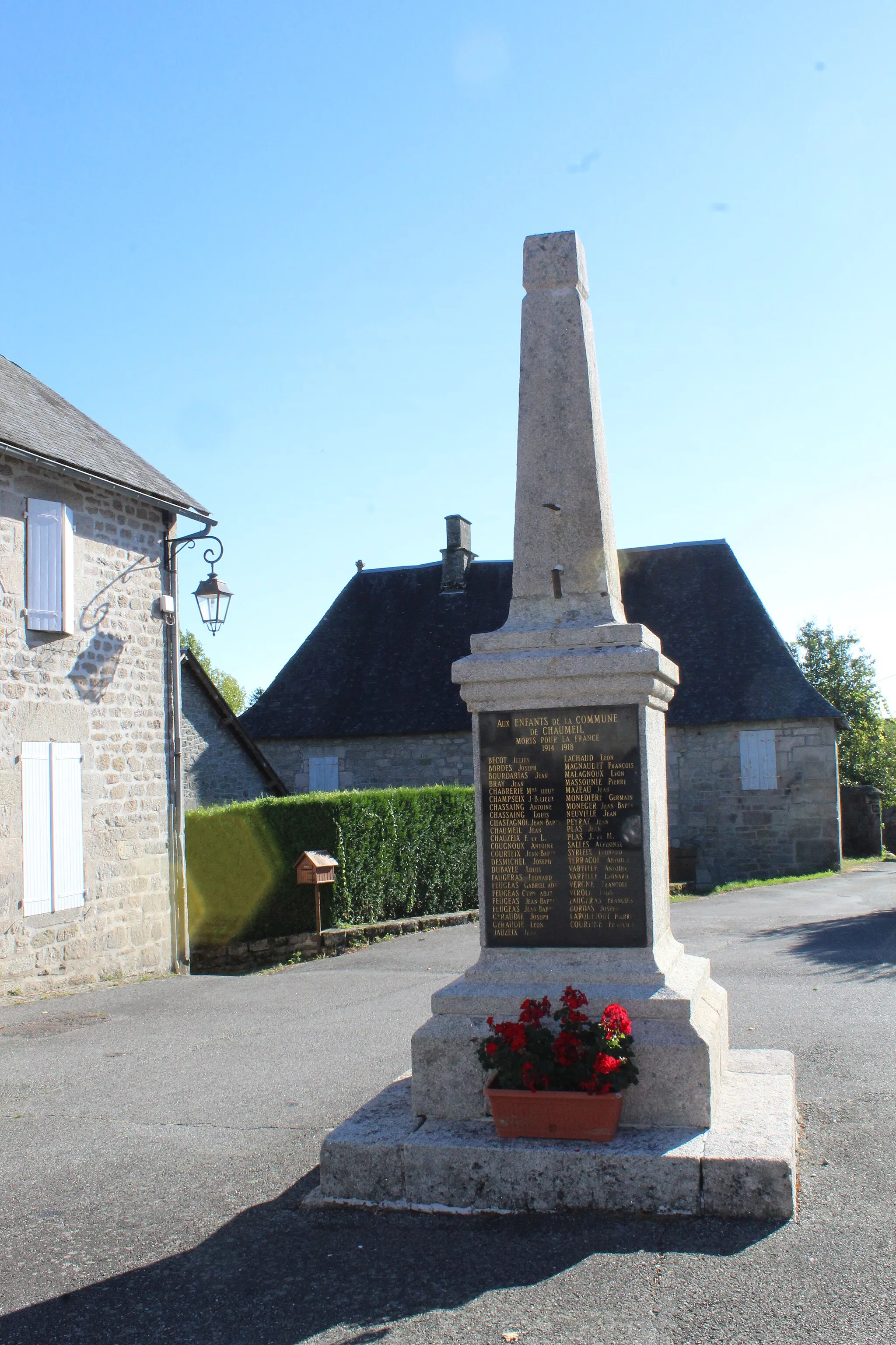 Photo showing: Le monument aux morts.