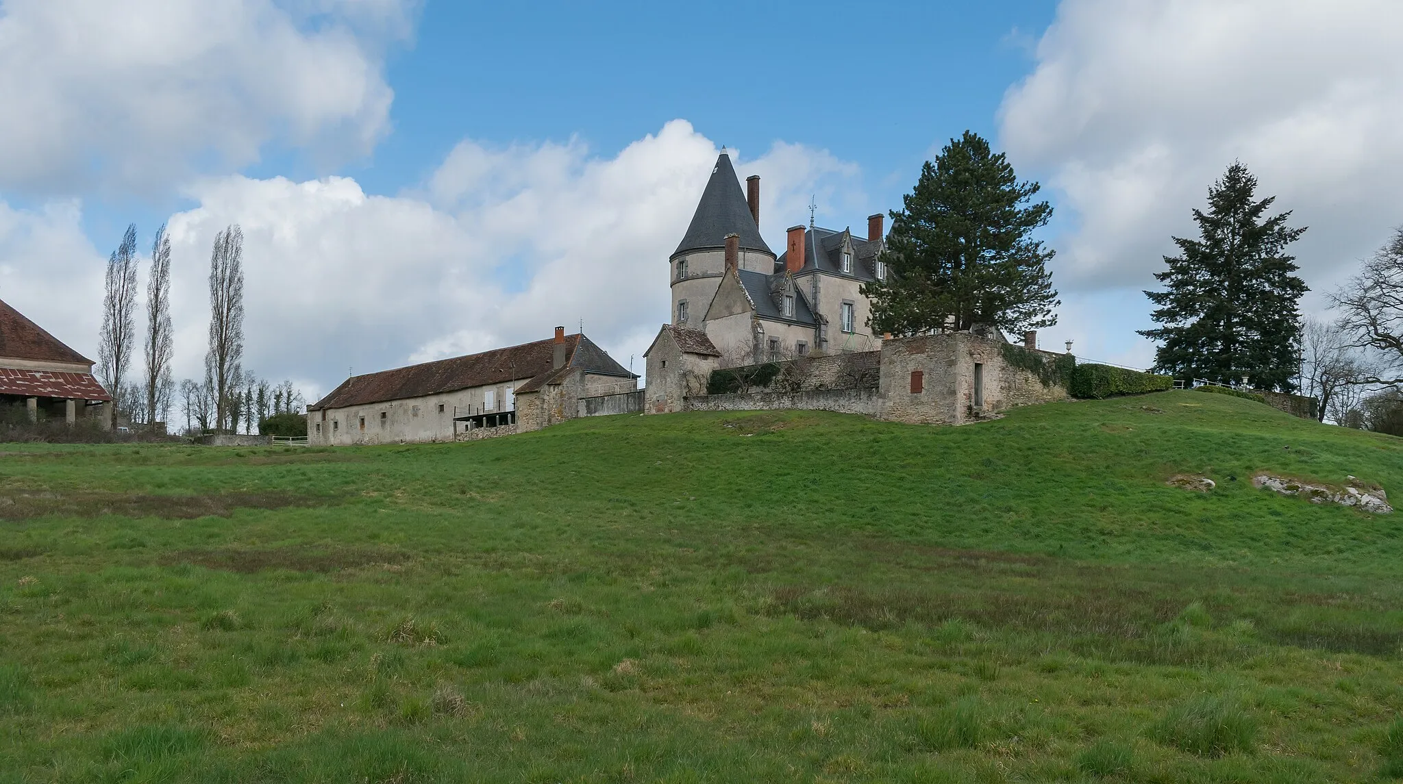 Photo showing: La Tour aux Paulmes castle in commune of Verneuil-Moustiers, Haute-Vienne, France