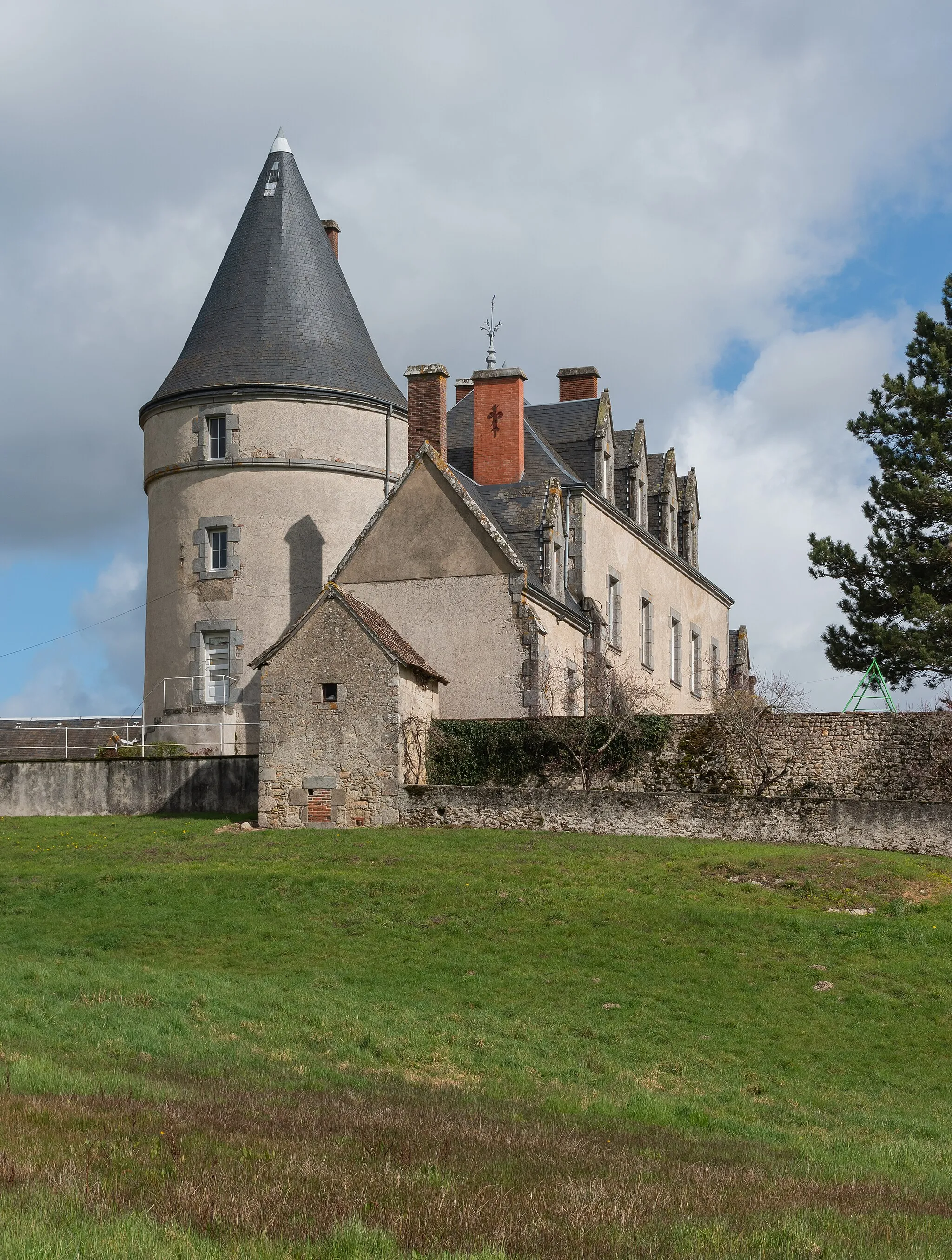 Photo showing: This building is inscrit au titre des monuments historiques de la France. It is indexed in the base Mérimée, a database of architectural heritage maintained by the French Ministry of Culture, under the reference PA87000038 .