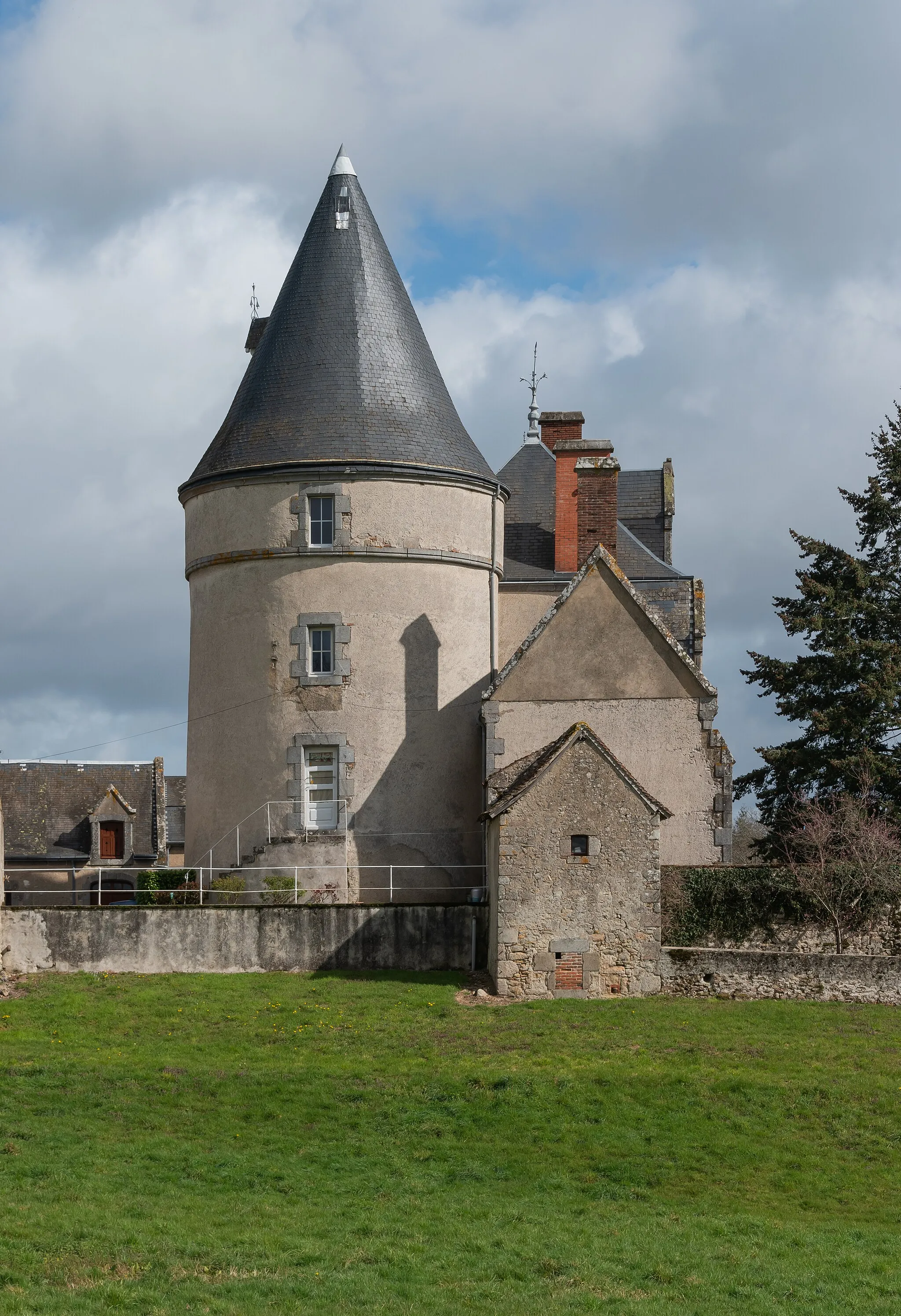 Photo showing: This building is inscrit au titre des monuments historiques de la France. It is indexed in the base Mérimée, a database of architectural heritage maintained by the French Ministry of Culture, under the reference PA87000038 .