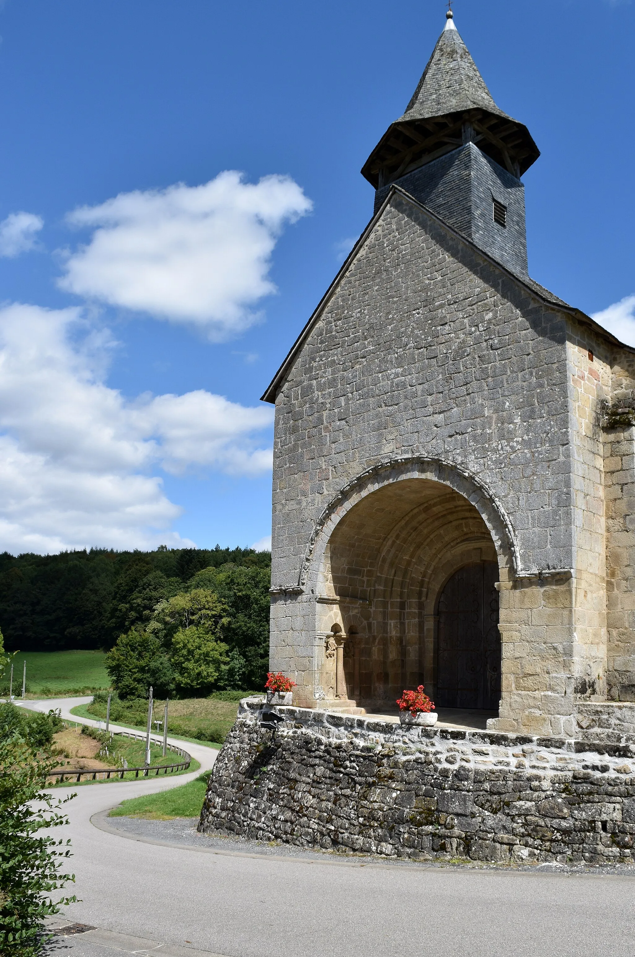 Photo showing: Église de Sainte-Radegonde à  Serandon, Corrèze France. Eglise du 12e siècle à nef unique, subdivisée en trois nefs au 15e siècle et voûtée à cette époque