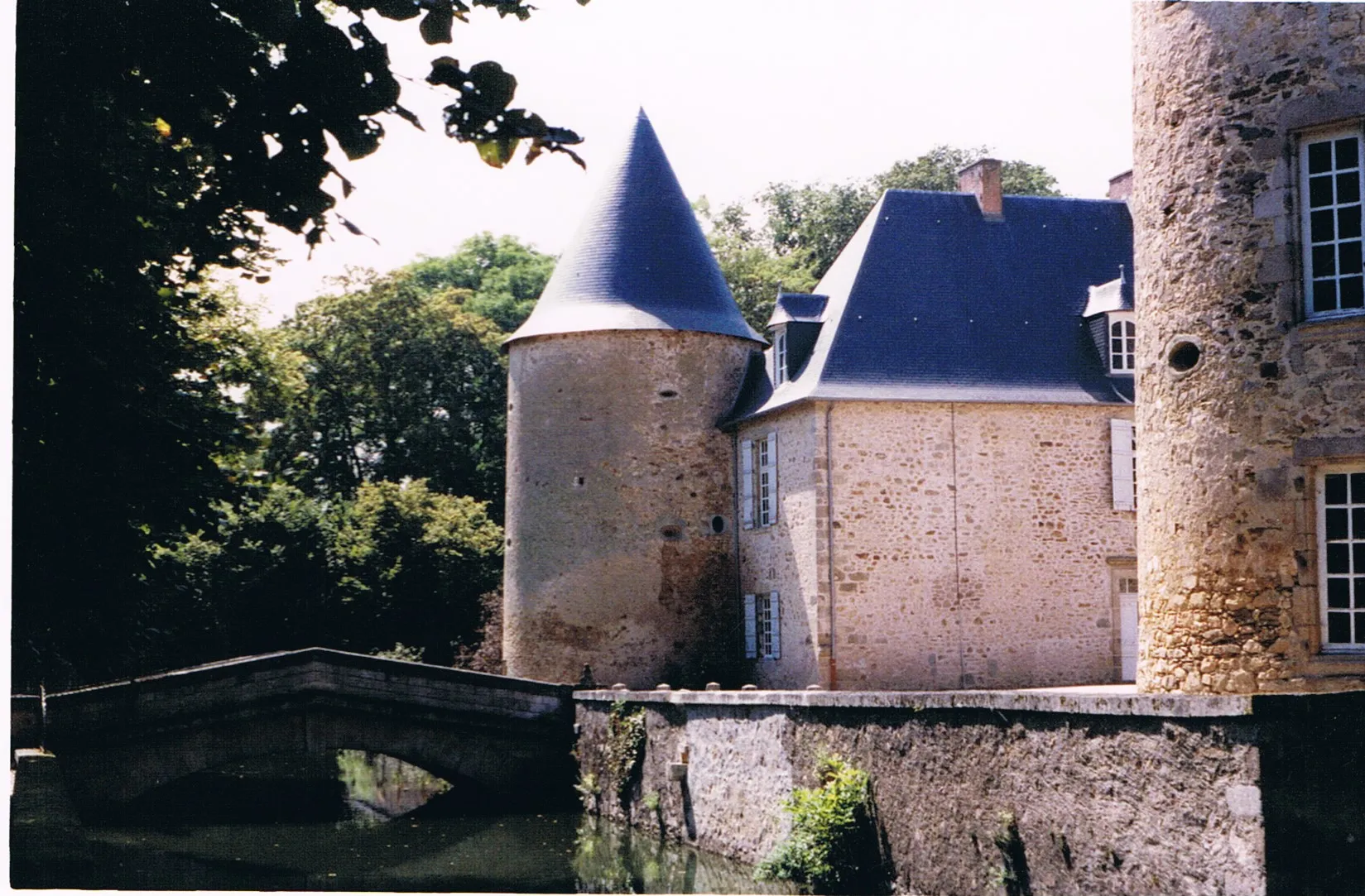 Photo showing: Datant des premières croisades, le Château de Rochebrune était une ancienne place fortifiée stratégiquement située au carrefour des routes de Limoges, Angoulême et Niort.
La première tour fut édifiée par Jourdain Ier avant que celui-ci ne parte pour Jérusalem et n’y meure en 1099. Les trois autres tours n’apparurent qu’un siècle plus tard. Les murs de chacune d’elles, épais de deux mètres, sont percés de meurtrières dont les angles de vue cumulés ne laissent aucun angle mort aux défenseurs du lieu.