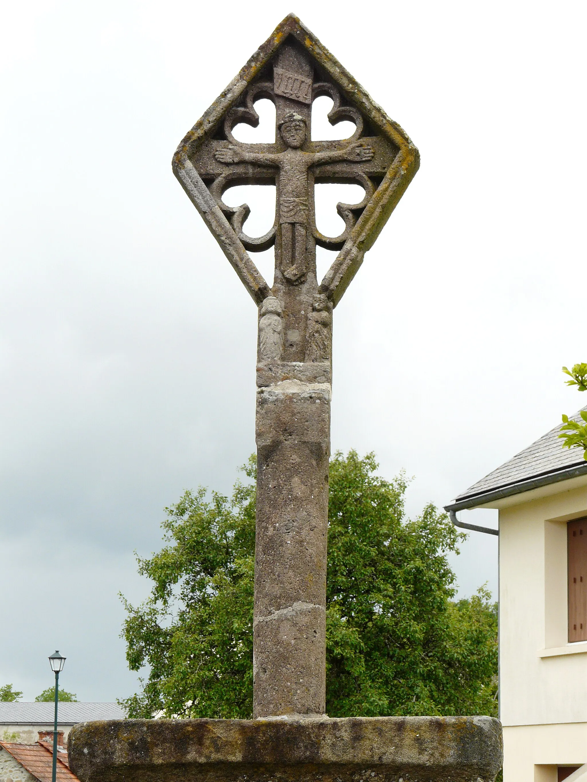 Photo showing: Croix en lave à Lebessette, Puy-de-Dôme, France.