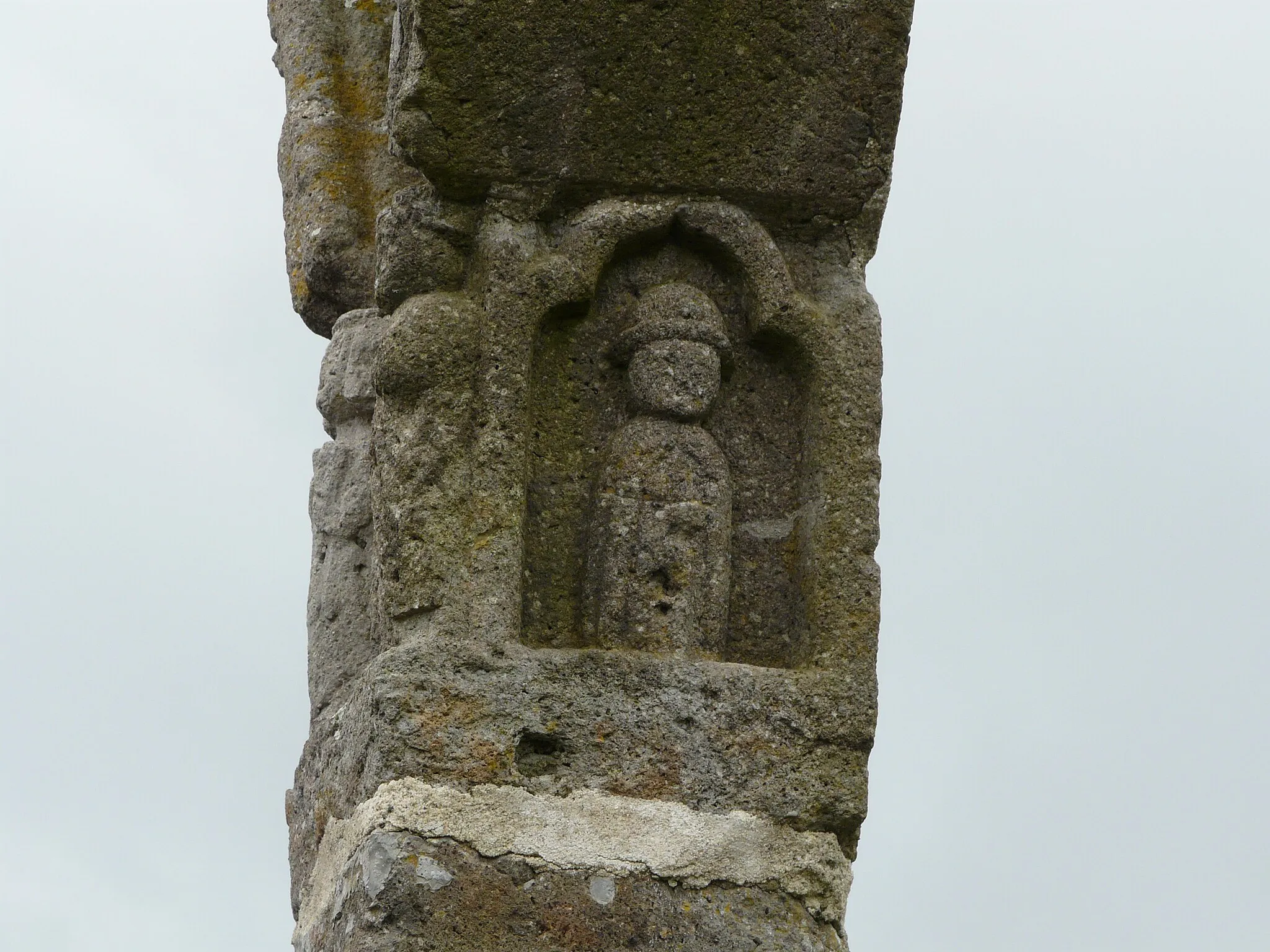 Photo showing: Détail de la croix en lave du XVe siècle, Labessette, Puy-de-Dôme, France.
