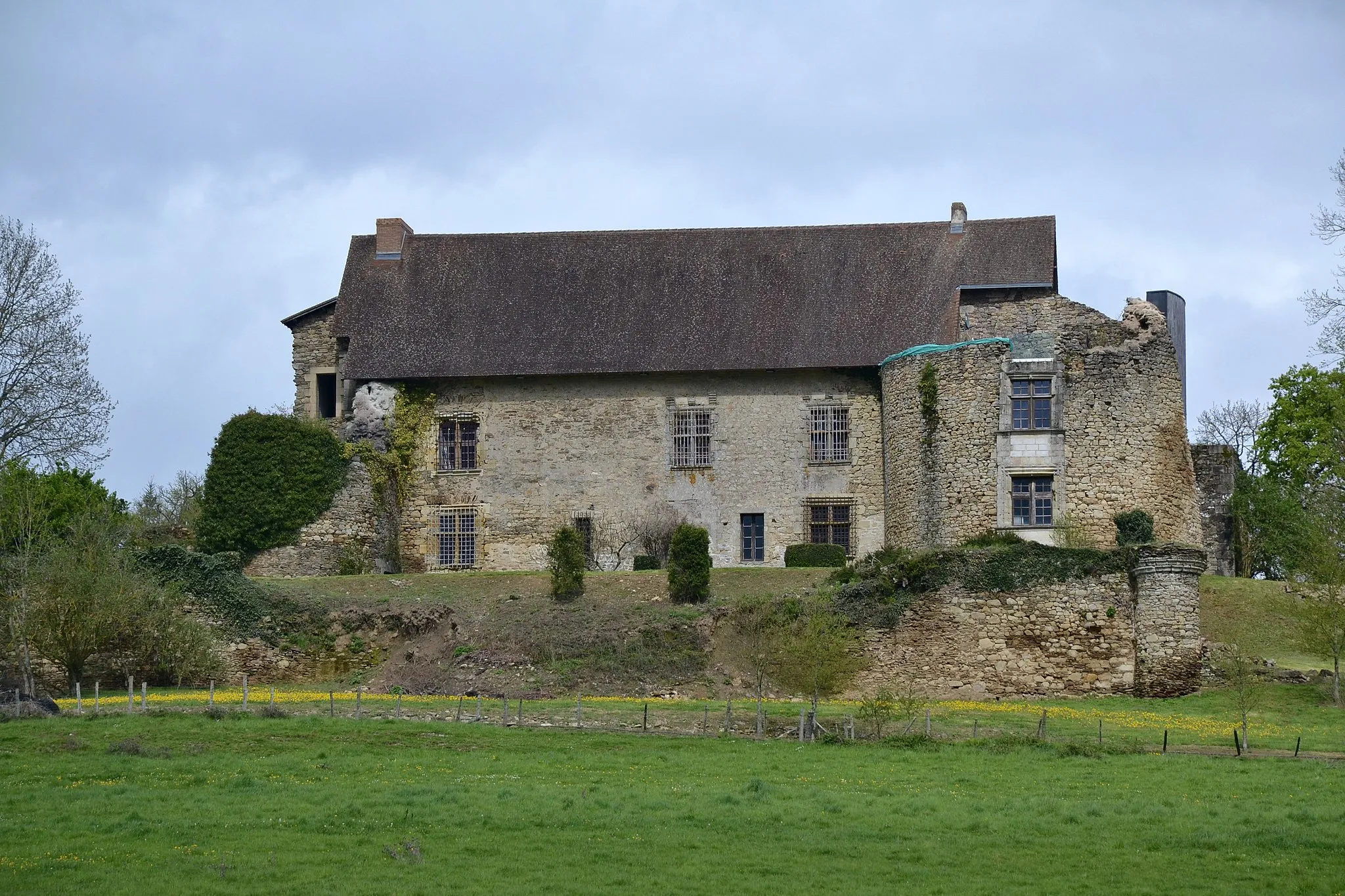 Photo showing: L'ancien château de Vicq-sur-Breuilh (Haute-Vienne, France).