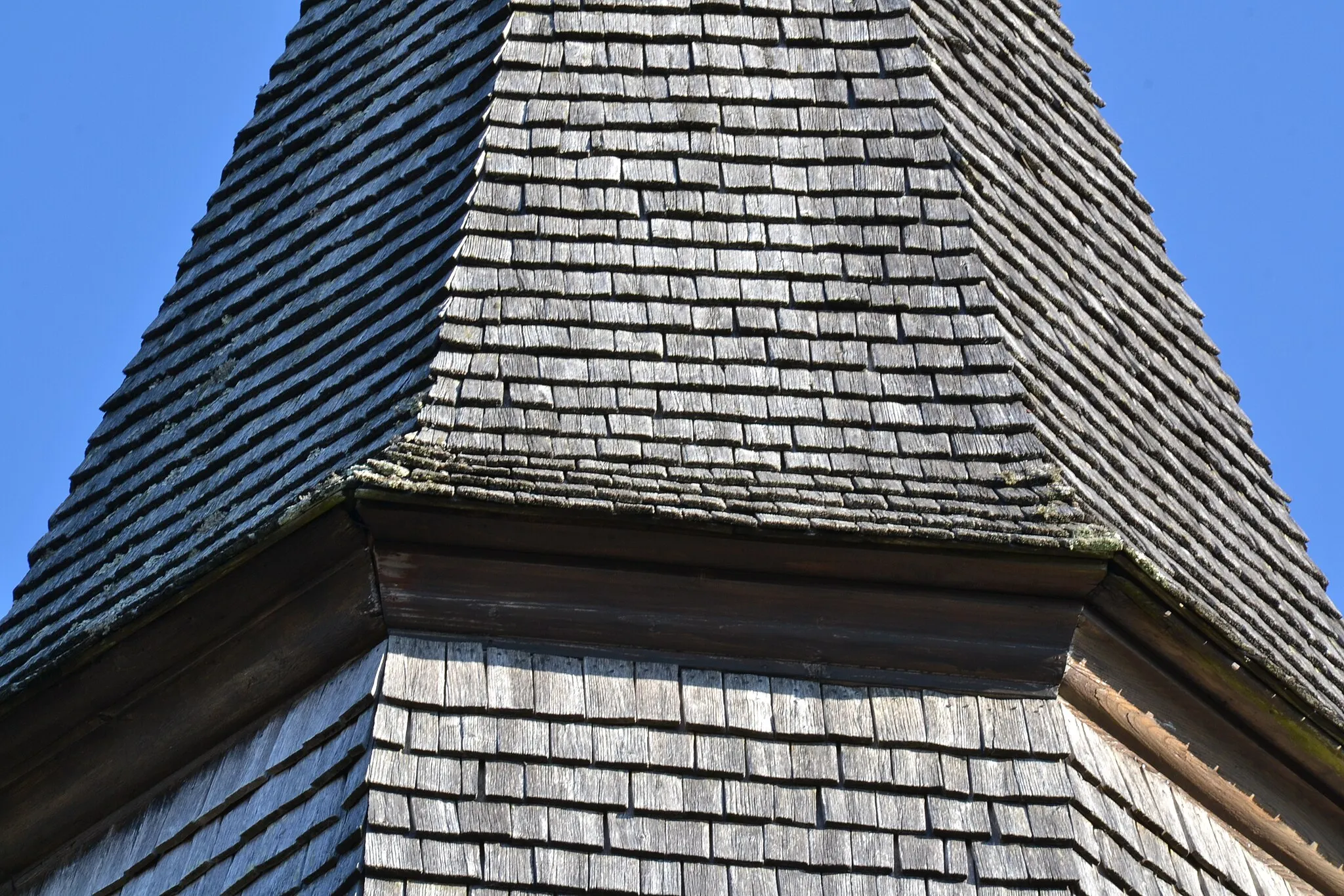 Photo showing: Bardage de châtaignier de la toiture de l'église des Billanges (Haute-Vienne, France).