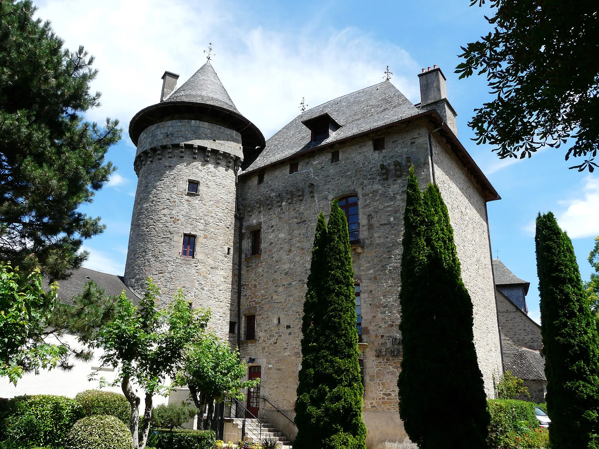 Photo showing: Le château de Sainte-Fortunade, Corrèze, France.