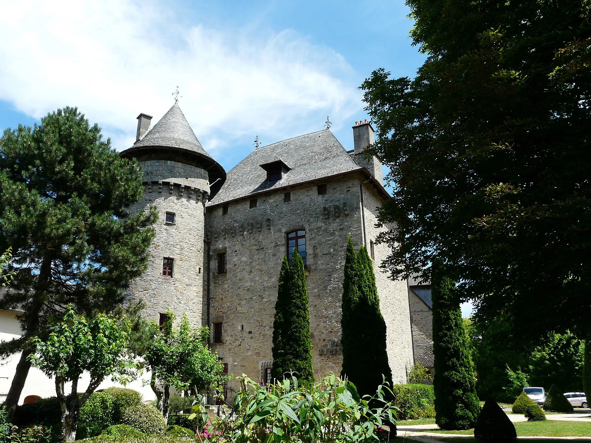 Photo showing: Le château de Sainte-Fortunade, Corrèze, France.