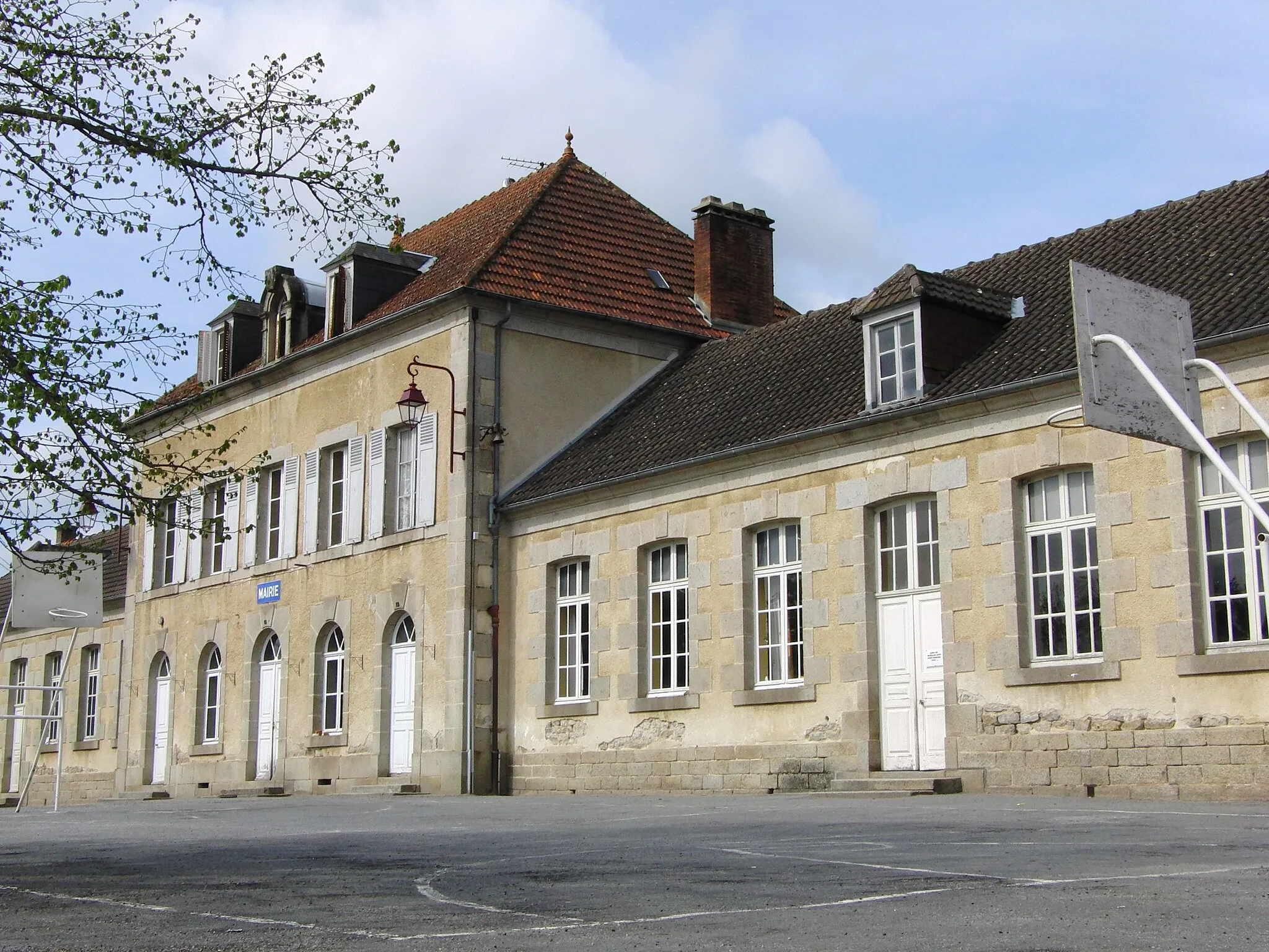 Photo showing: Peyrat-la-Nonière town hall