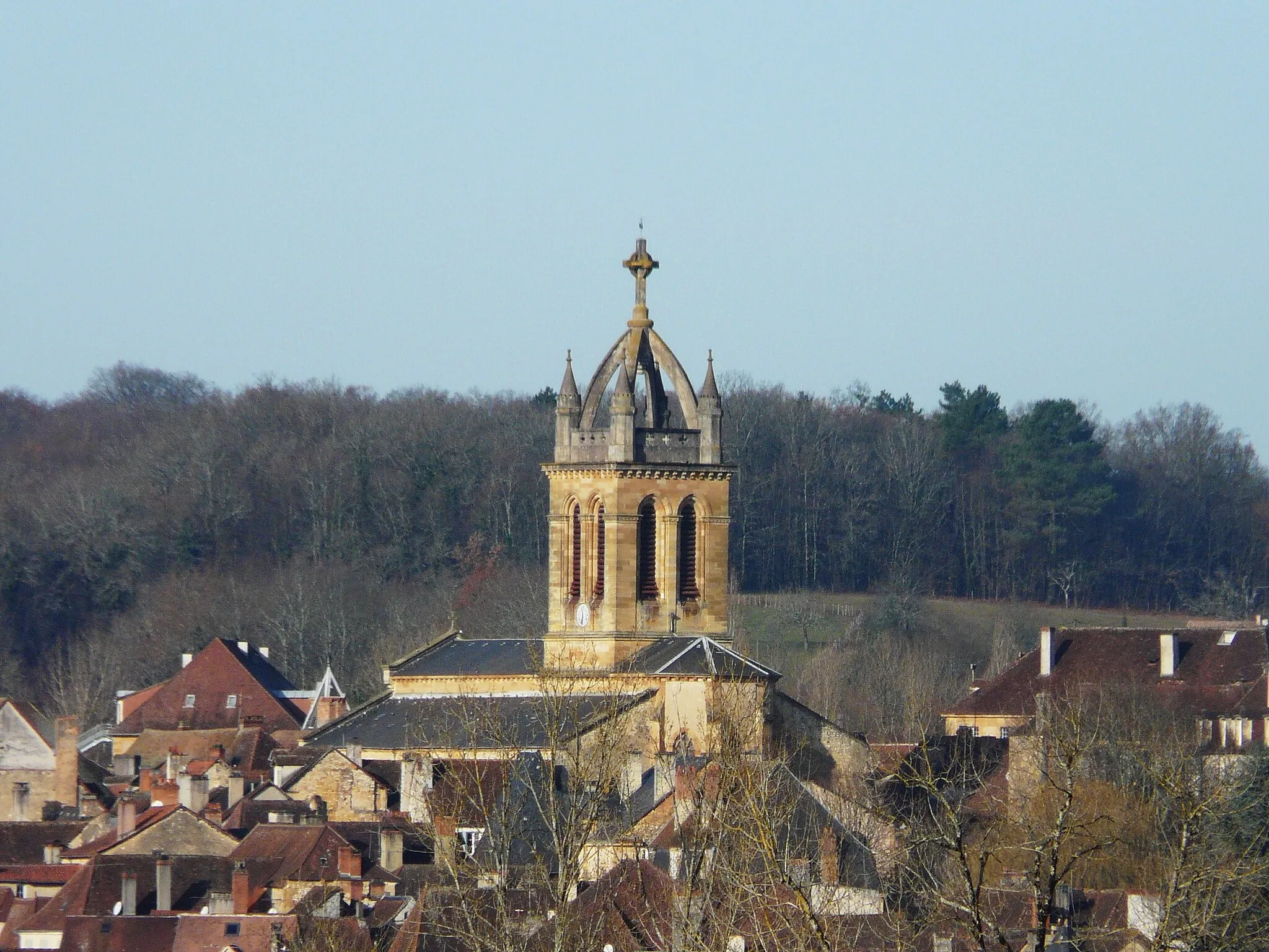 Photo showing: L'église Saint-Thomas vue du sud-est, depuis les Roches enchantées, Excideuil, Dordogne, France