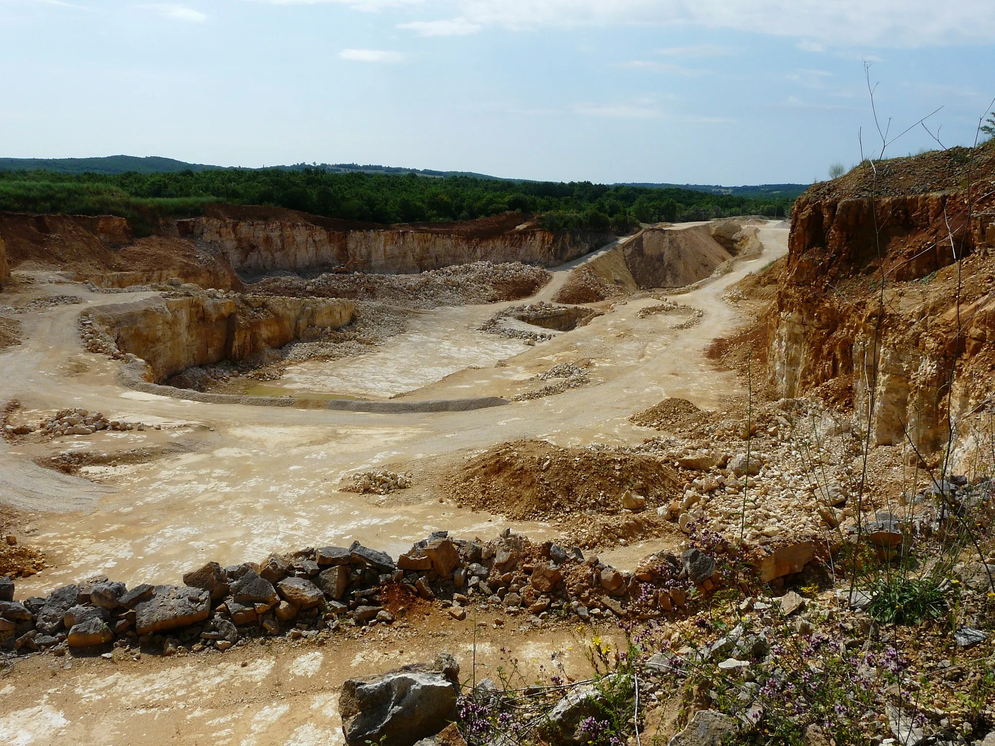 Photo showing: La carrière de Rabissou, Cubjac, Dordogne, France