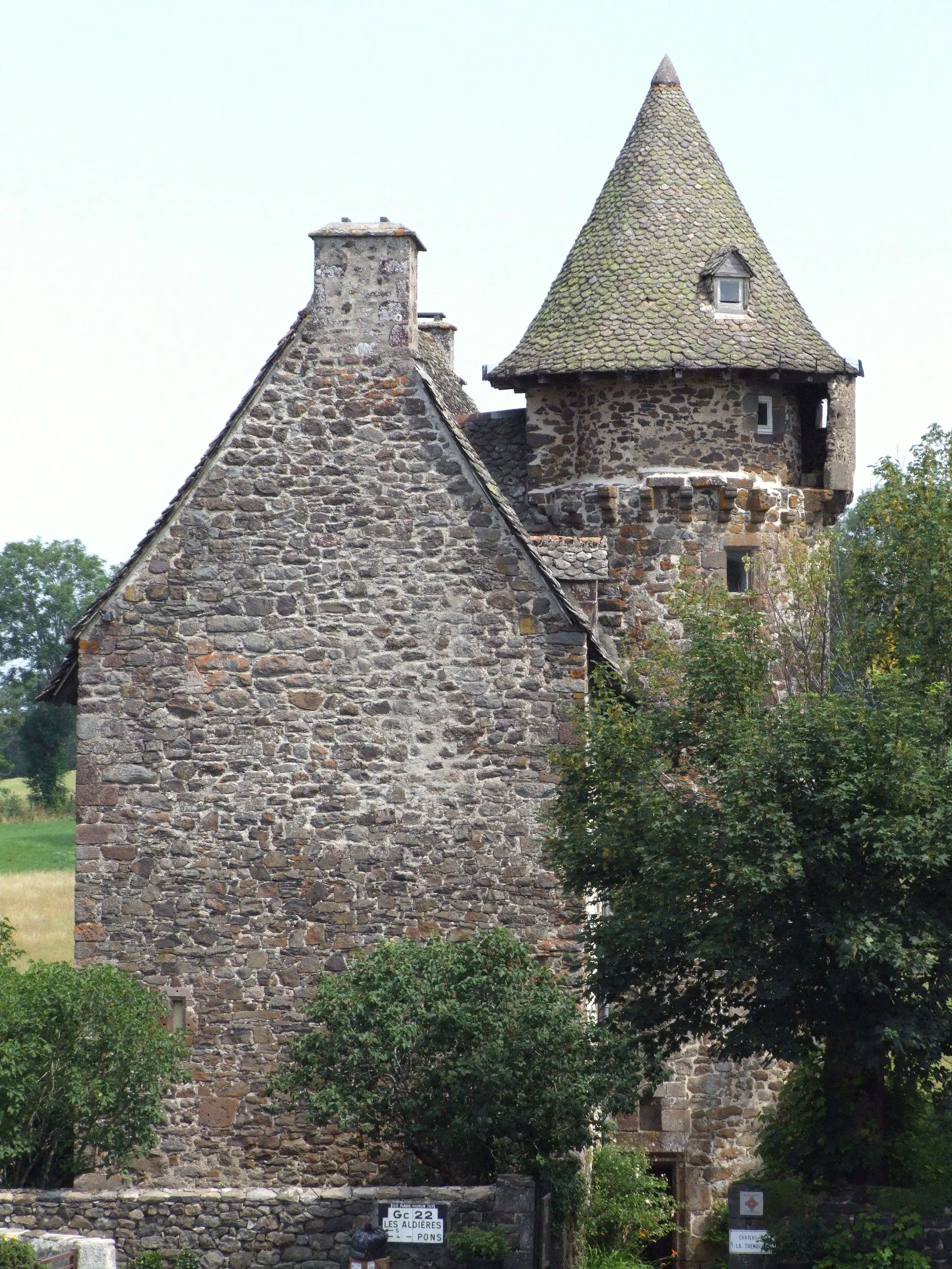 Photo showing: Anglards-de-Salers - Château de La Trémollière