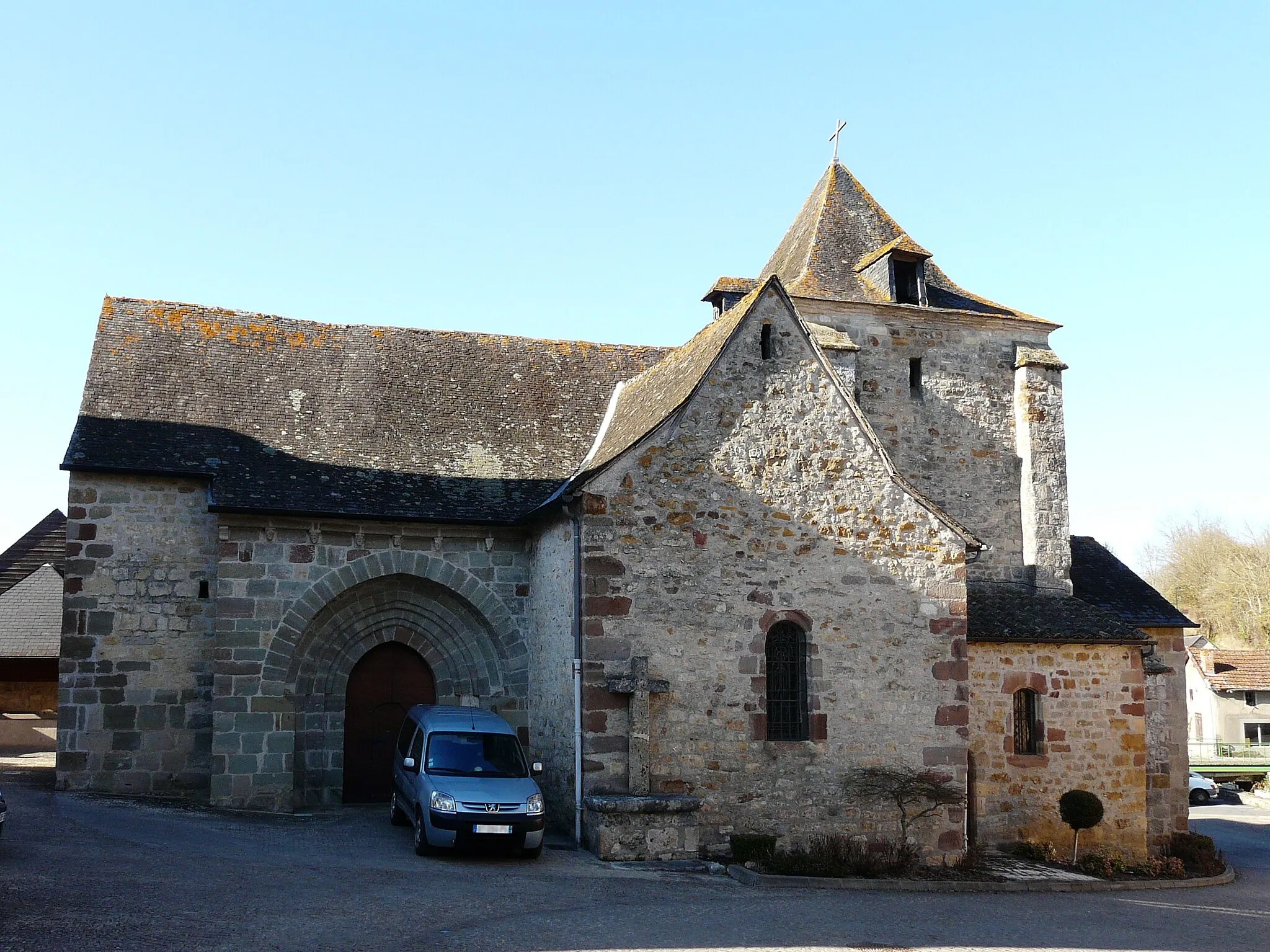 Photo showing: Le côté sud de l'église Saint-Saturnin, Saint-Cernin-de-Larche, Corrèze, France.