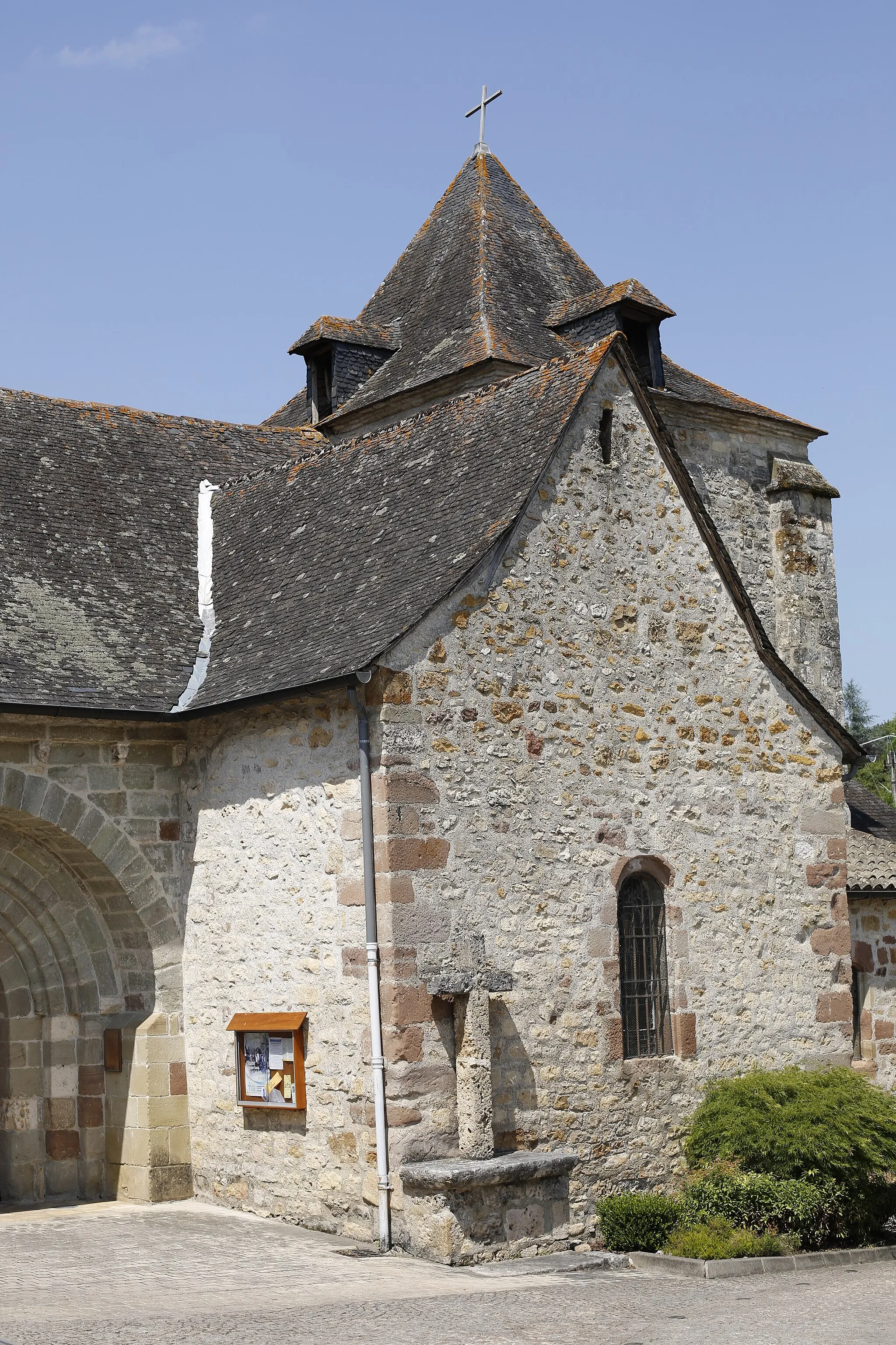 Photo showing: Église Saint-Saturnin de Saint-Cernin-de-Larche : transept sud.