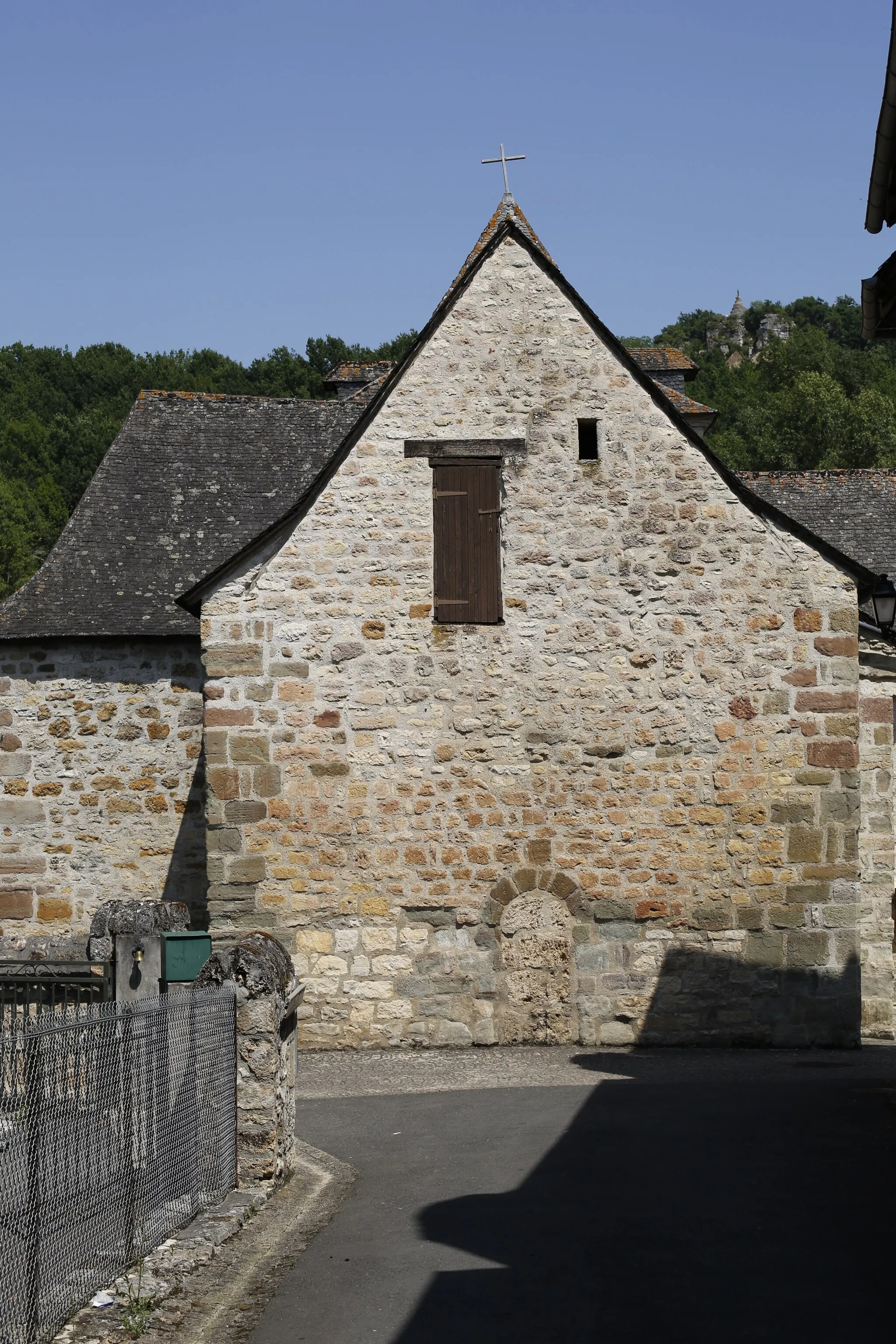 Photo showing: Église Saint-Saturnin de Saint-Cernin-de-Larche : le chevet.