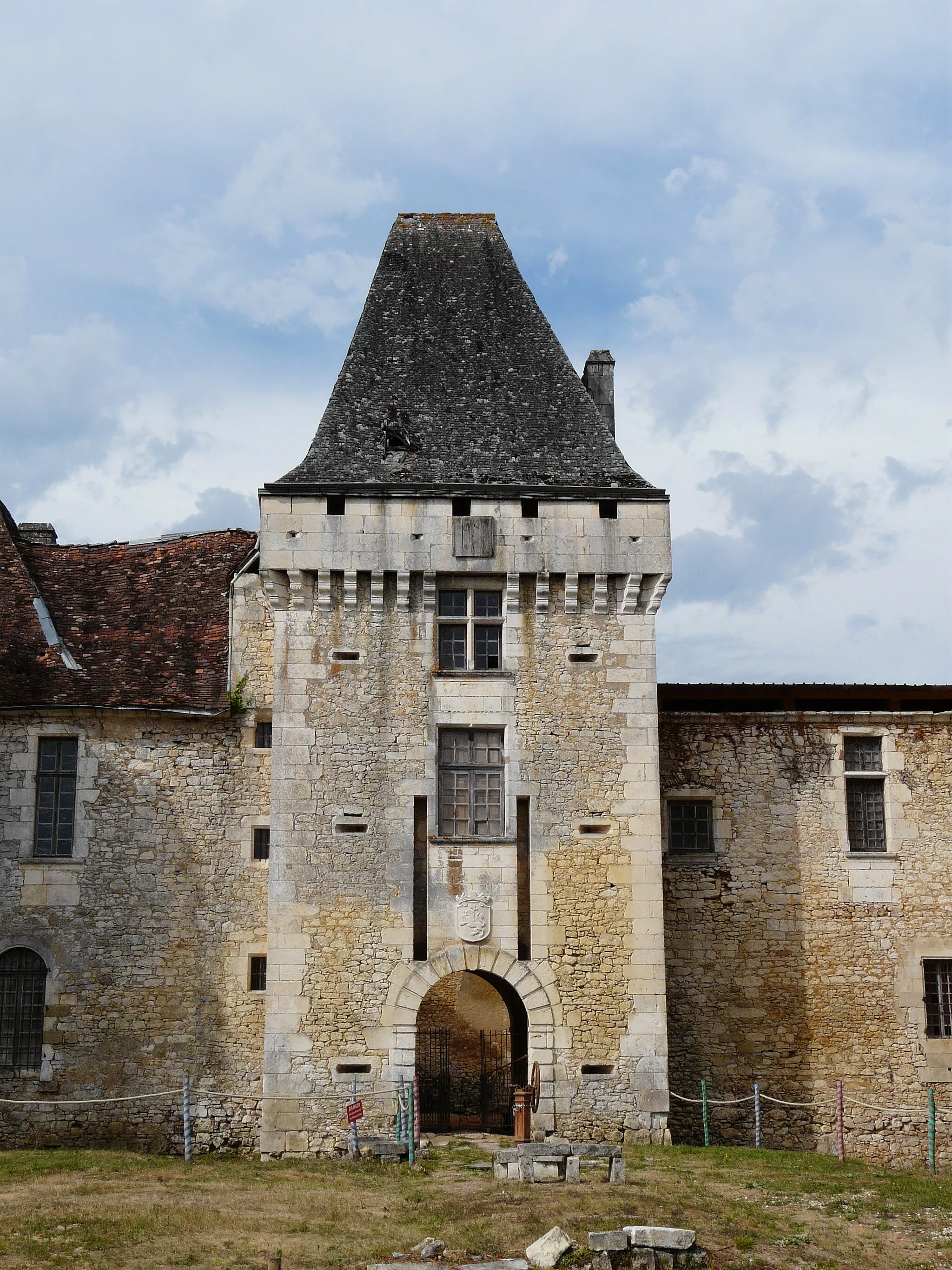 Photo showing: Le châtelet d'entrée du château de Laxion, Corgnac-sur-l'Isle, Dordogne, France.