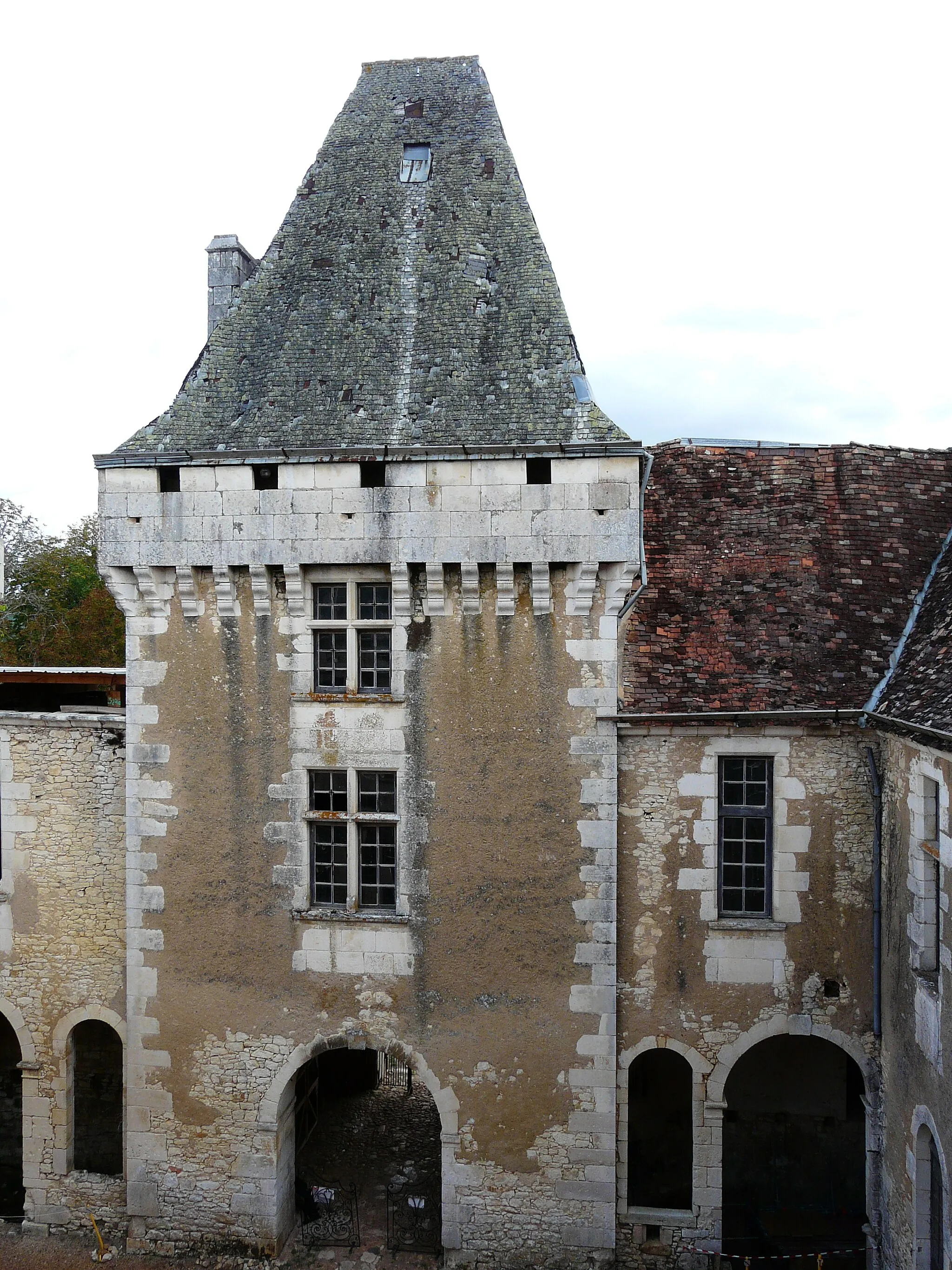 Photo showing: Vu depuis la cour, le châtelet d'entrée du château de Laxion, Corgnac-sur-l'Isle, Dordogne, France.