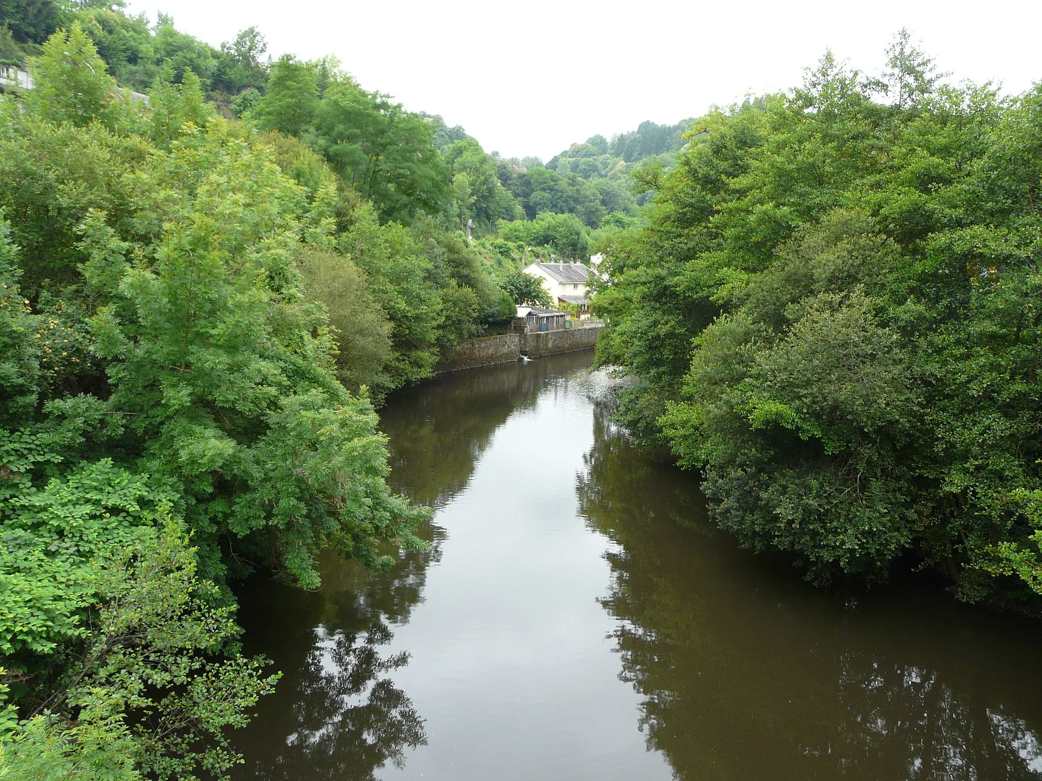 Photo showing: La Corrèze en aval du pont de Cornil, Corrèze, France.