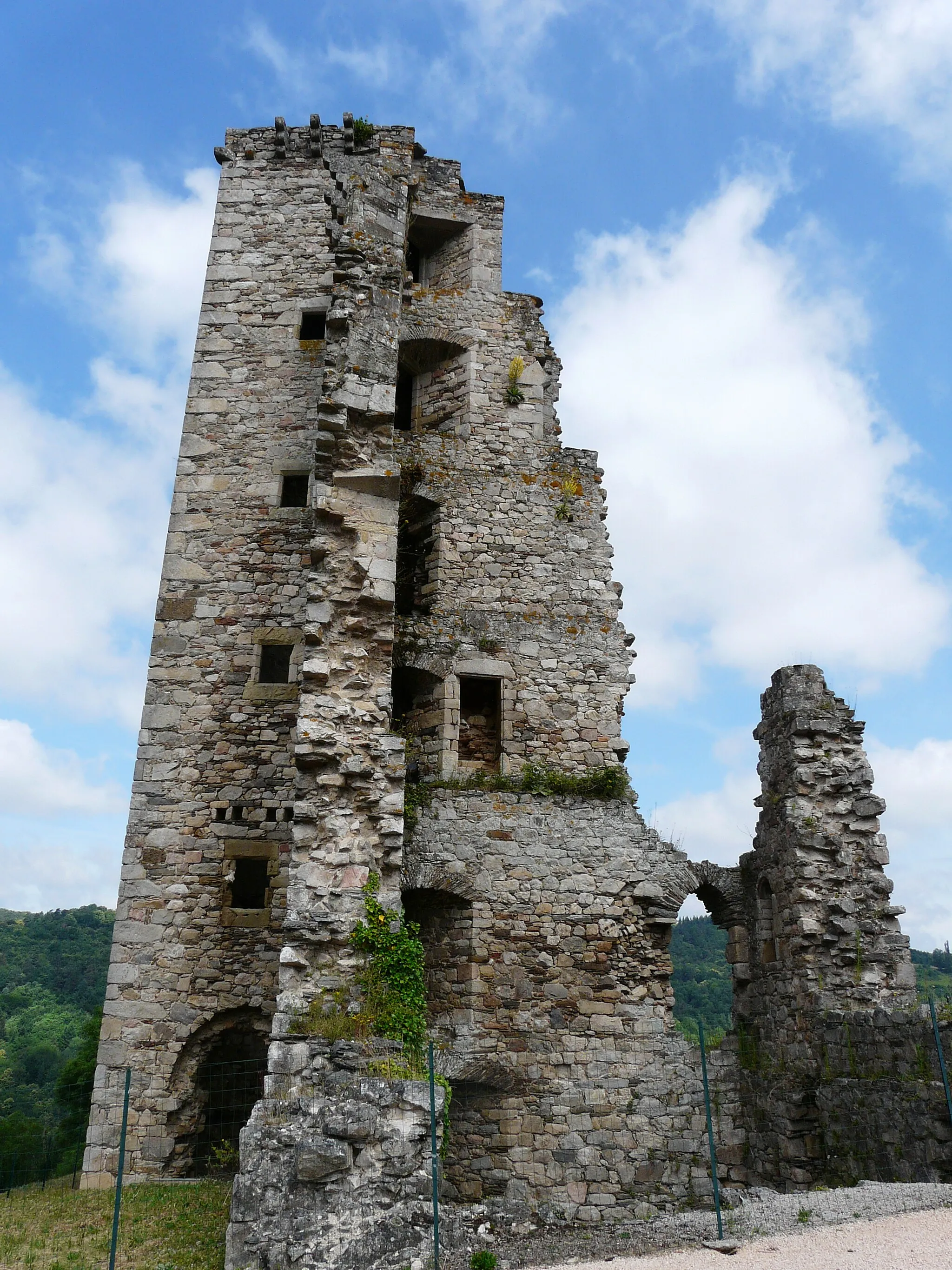 Photo showing: Les vestiges du château de Cornil, Corrèze, France.