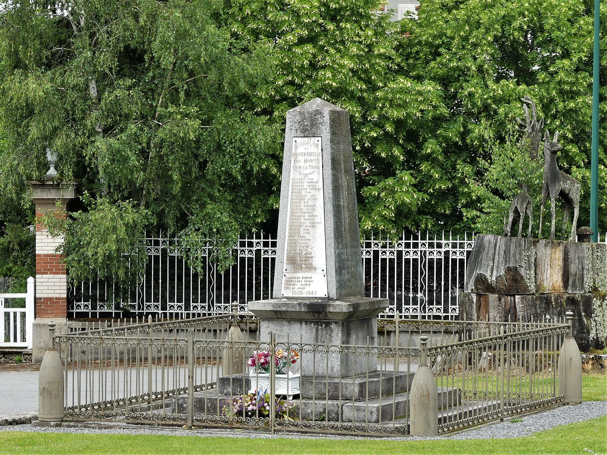Photo showing: Le monument aux morts de Moutier-Rozeille, Creuse, France.