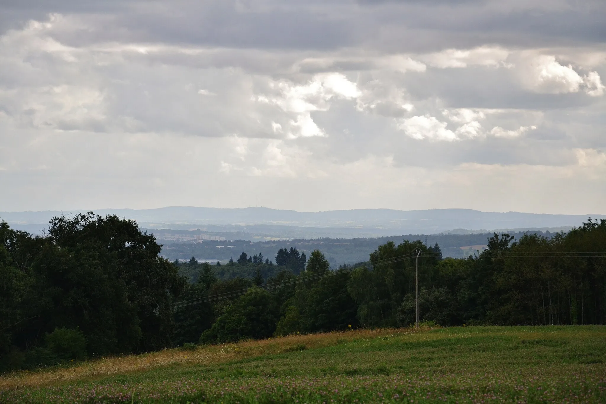 Photo showing: Les hauteurs de la forêt des Cars et de la forêt de Lastours (monts de Châlus) depuis le puy du Fros (537 m.), commune de Saint-Sylvestre (Haute-Vienne, France)