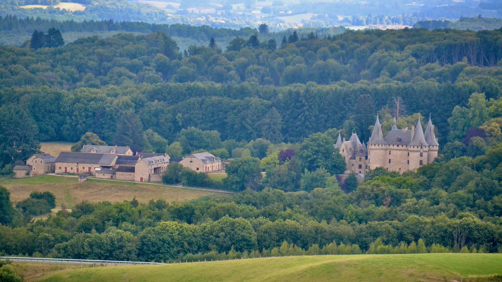 Photo showing: Vue sur le château de la Grénerie depuis la tour de Masseret (Corrèze, France).